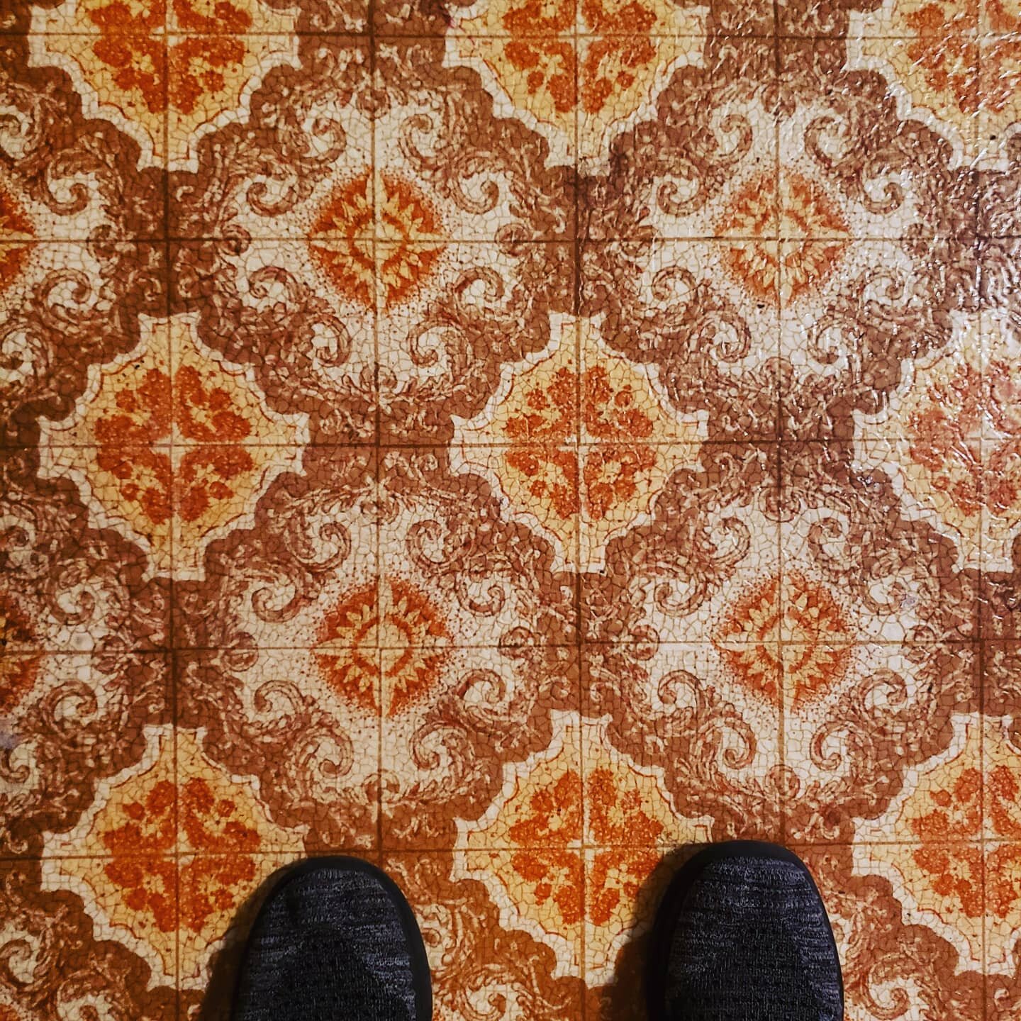 😍 I'm listening you funky ass vintage flooring. &quot;Keep me, love me, adore me.&quot; -- Got it! 😉🤩
.
.
.
#vintage #periodflooring #vintagefloor #oldhousestuff #charm #character #funky #patterns #youcantbuythatanymore #keepit #orange #vinyl #vin