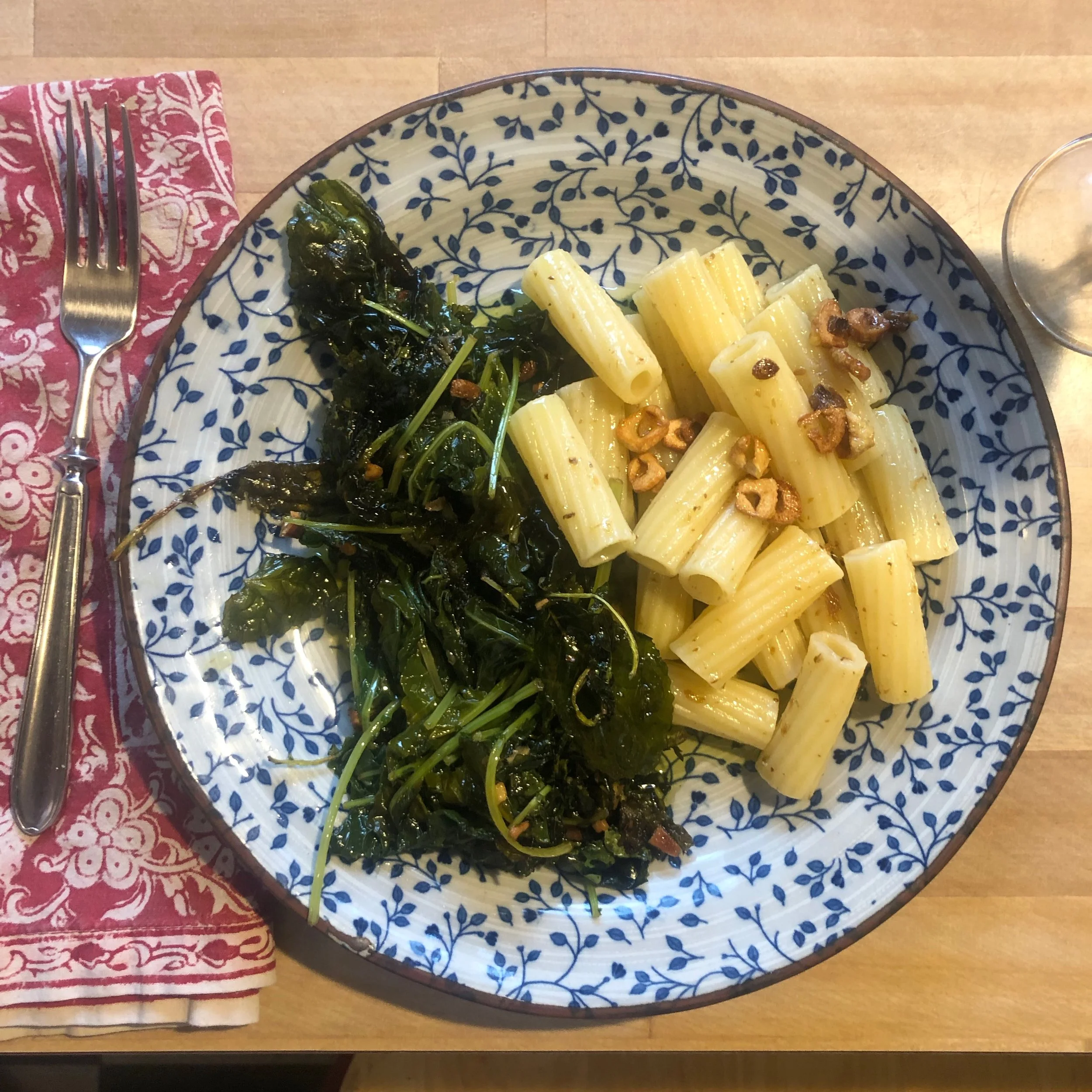 Rigatoni with crunchy garlic and May is here I guess