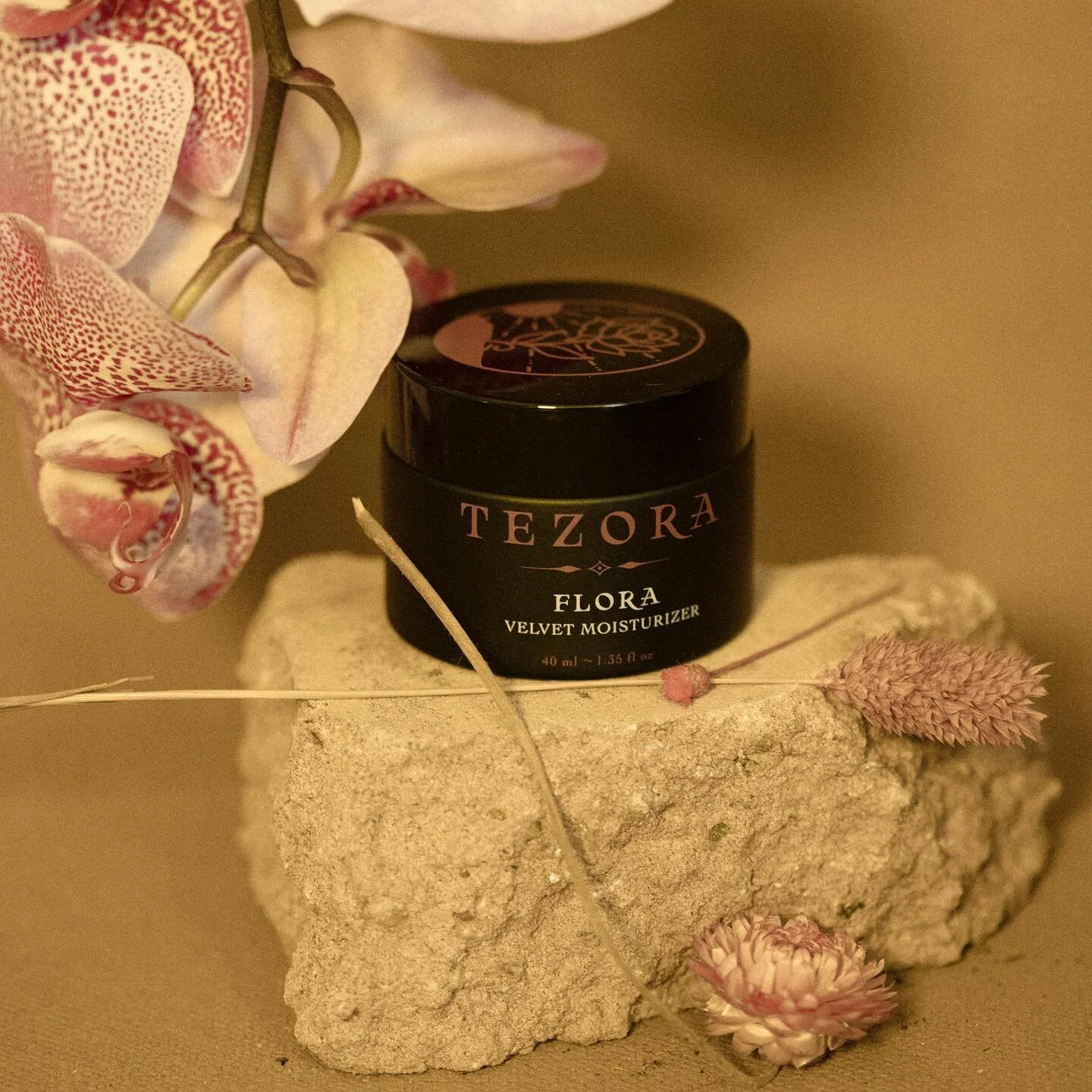 FLORA ✦ VELVET MOISTURIZER

Repair and restore your skin&rsquo;s moisture barrier with Flora Velvet Moisturizer. Flora delivers the potent bioactive properties of floral nectar derived from Orchid, Electric Daisy, Rose and more. Equipped with Niacina