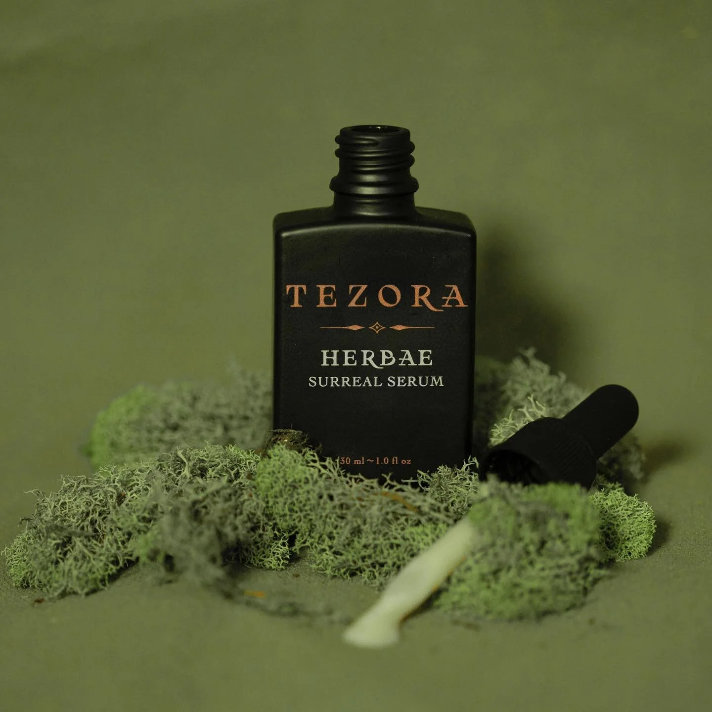 HERBAE ✦ SURREAL SERUM

Defy the force of time with Herbae Surreal Serum. Herbae harnesses the ancient healing properties of herbal extracts such as Milk Thistle, Dragon&rsquo;s Blood, Ashwagandha, and more. Retinol, Linoleic Acid and Ferulic Acid wo