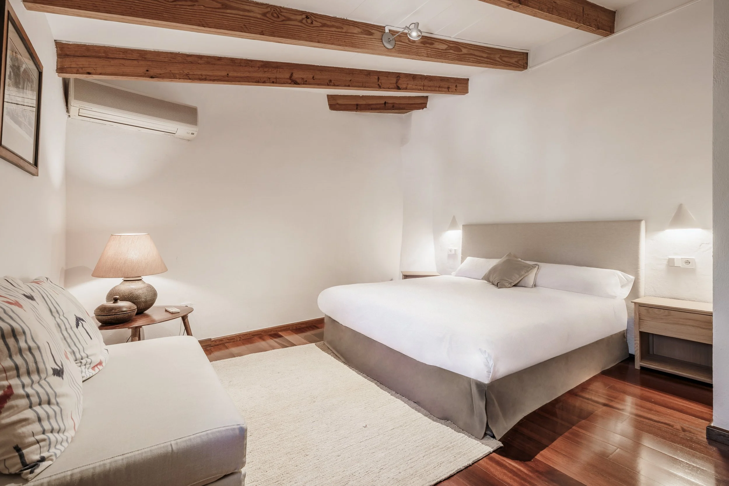 16 Habitacio 2 Lateral Ruberts.JPG