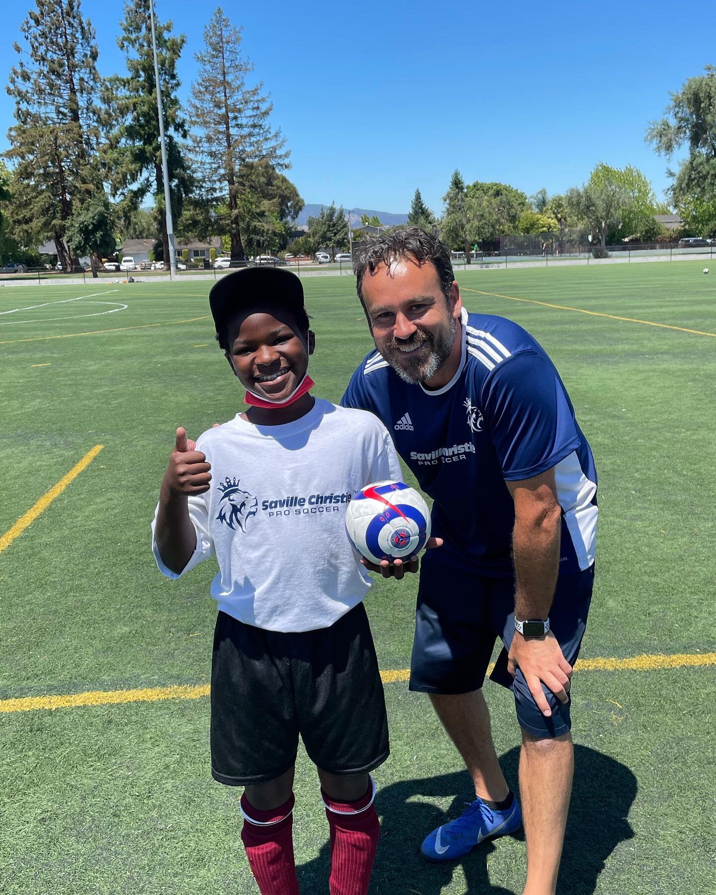 🦁Coach Steve out in the field with a summer camp goer ⚽️☀️🏕
.
.
.
.
.
.
.
#scprosoccer #socceragilitytraining #soccercoach #soccercoaching #soccerdrills #soccercamp #soccercamps #sanjose #santaclara #saratoga #losgatos #campbell #cupertino #morganh