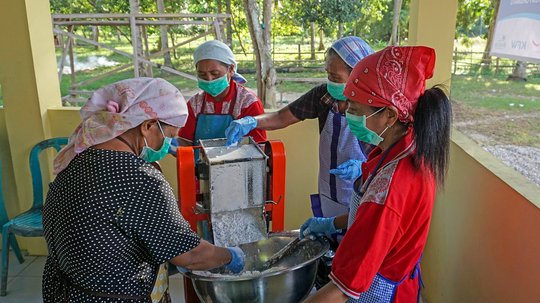 Women_s group processes raw coconut into coconut oil_Burung Indonesia_Muhammad Meisa.jpg