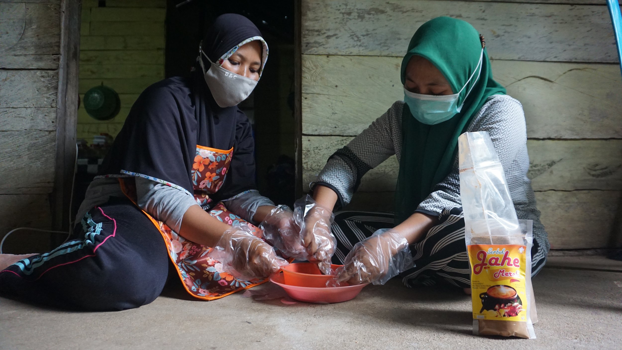 Women_s group processes raw ginger into ginger powder_Burung Indonesia_Muhammad Meisa.JPG