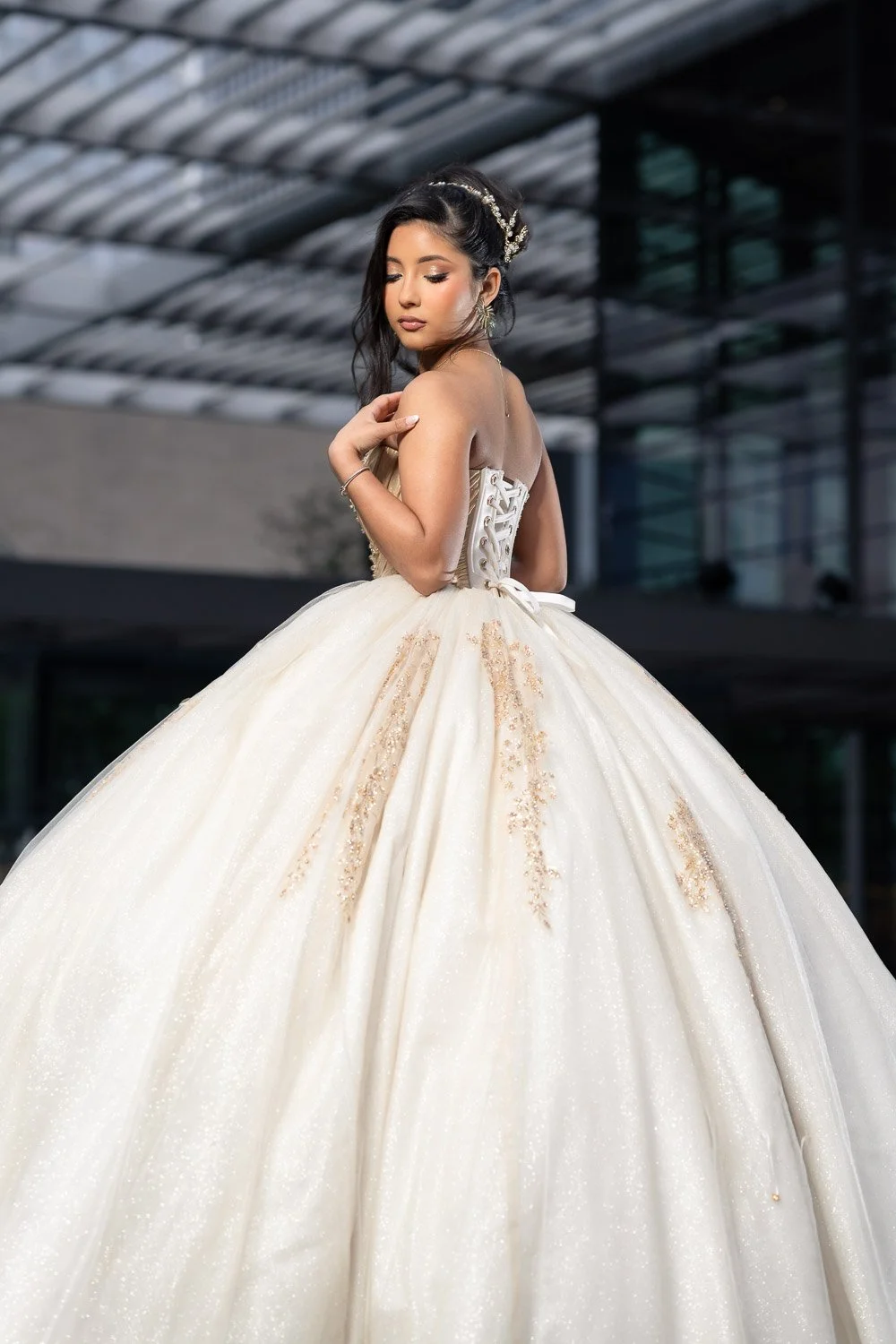 A refined moment captured in the heart of Dallas — Isabella’s presence brings softness and sophistication to the bold lines of the Winspear Opera House.