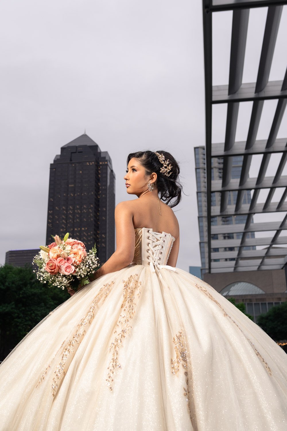 Holding her bouquet with quiet confidence, Isabella embodies grace and femininity, framed by the striking backdrop of the Winspear Opera House.