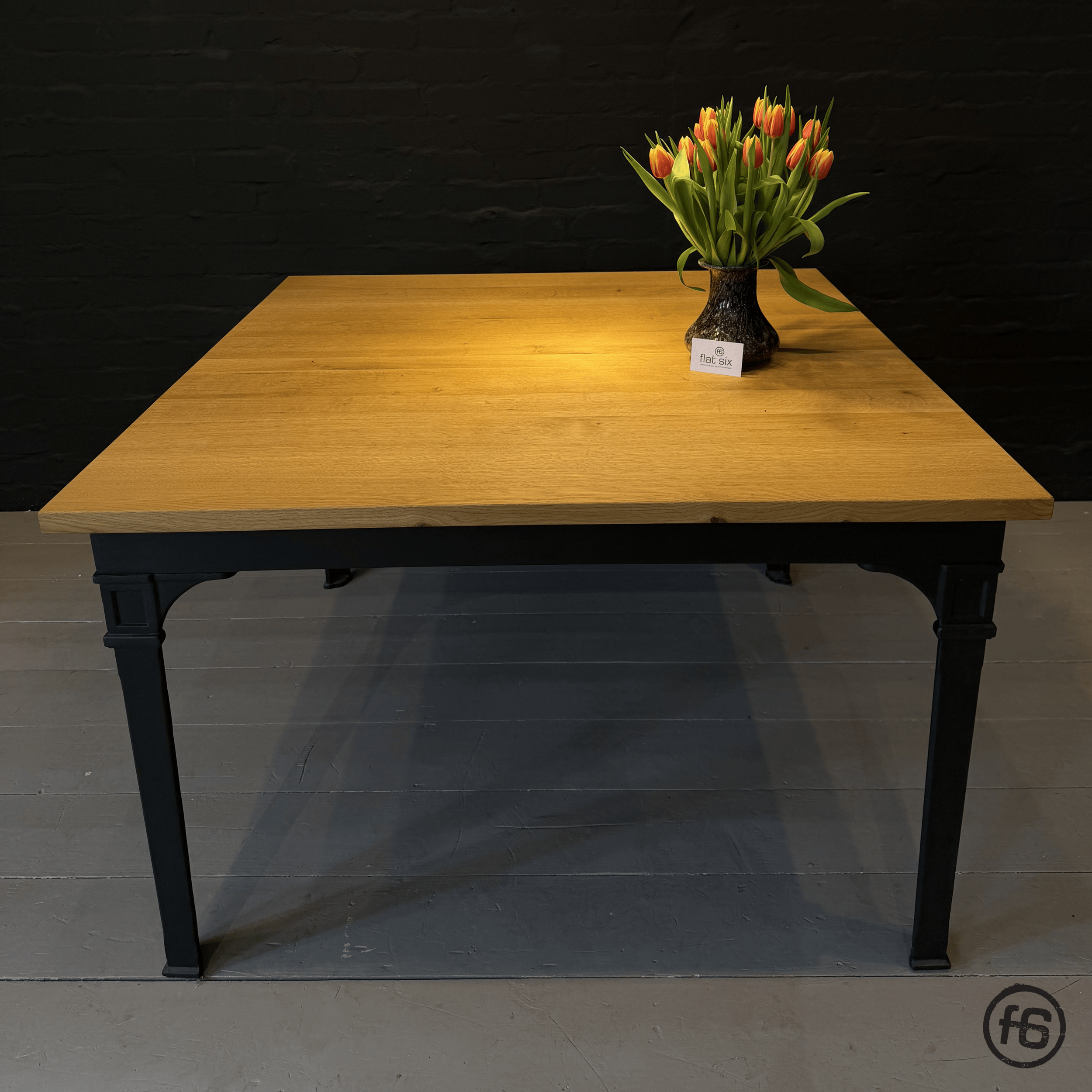 Telegrafen-Tisch quasratisch Eiche 1.png