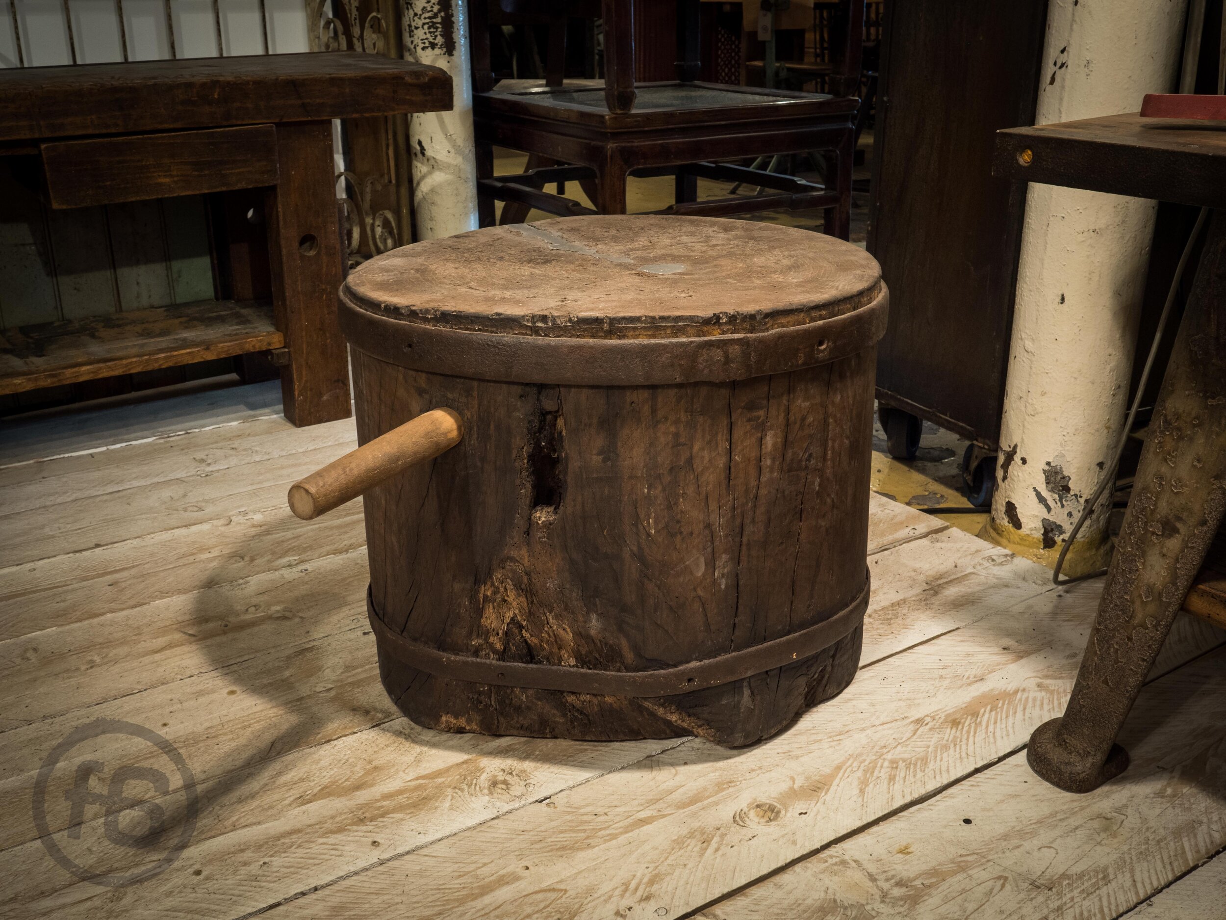 Antiker Hackklotz eisenbeschlagen