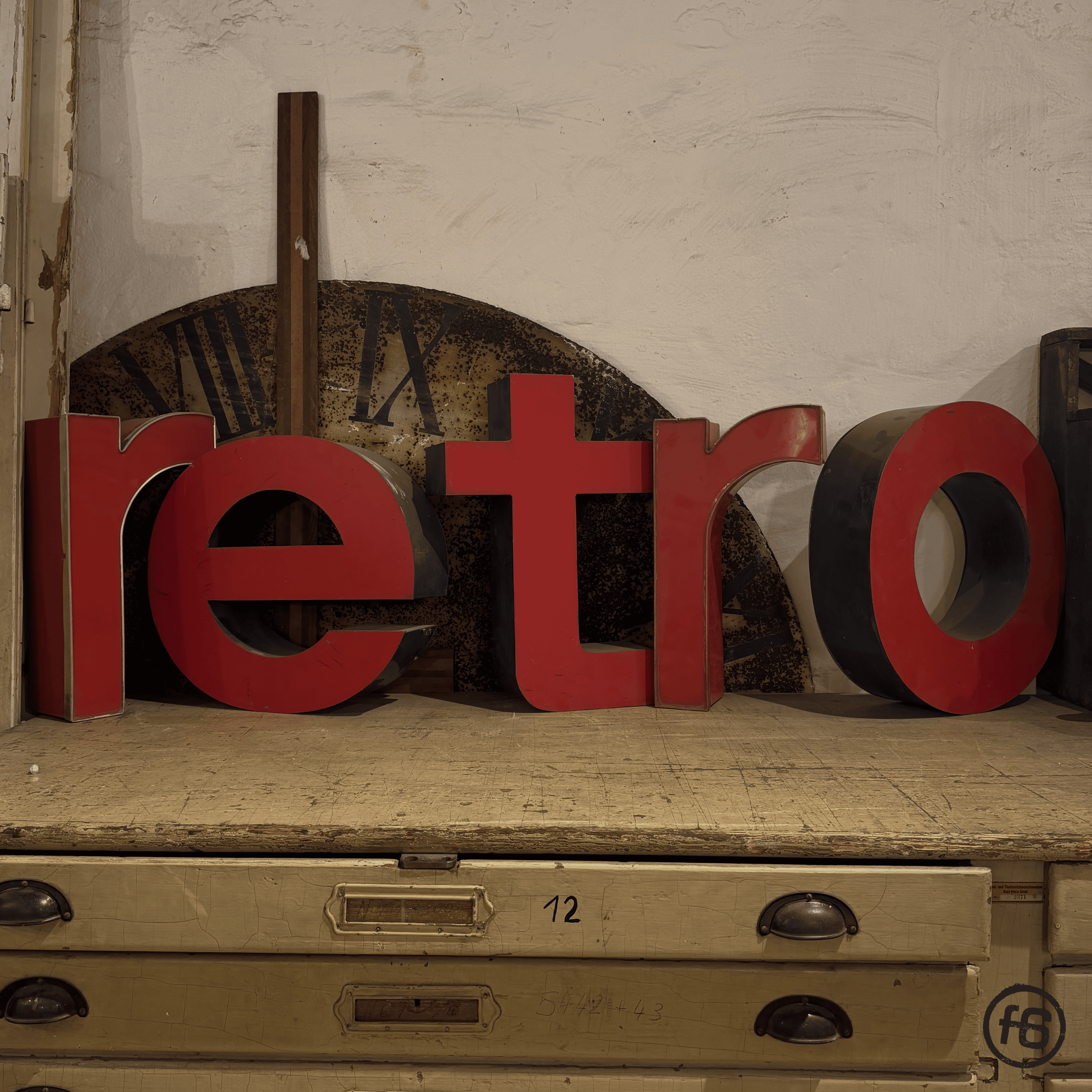 Vintage Buchstaben rot
