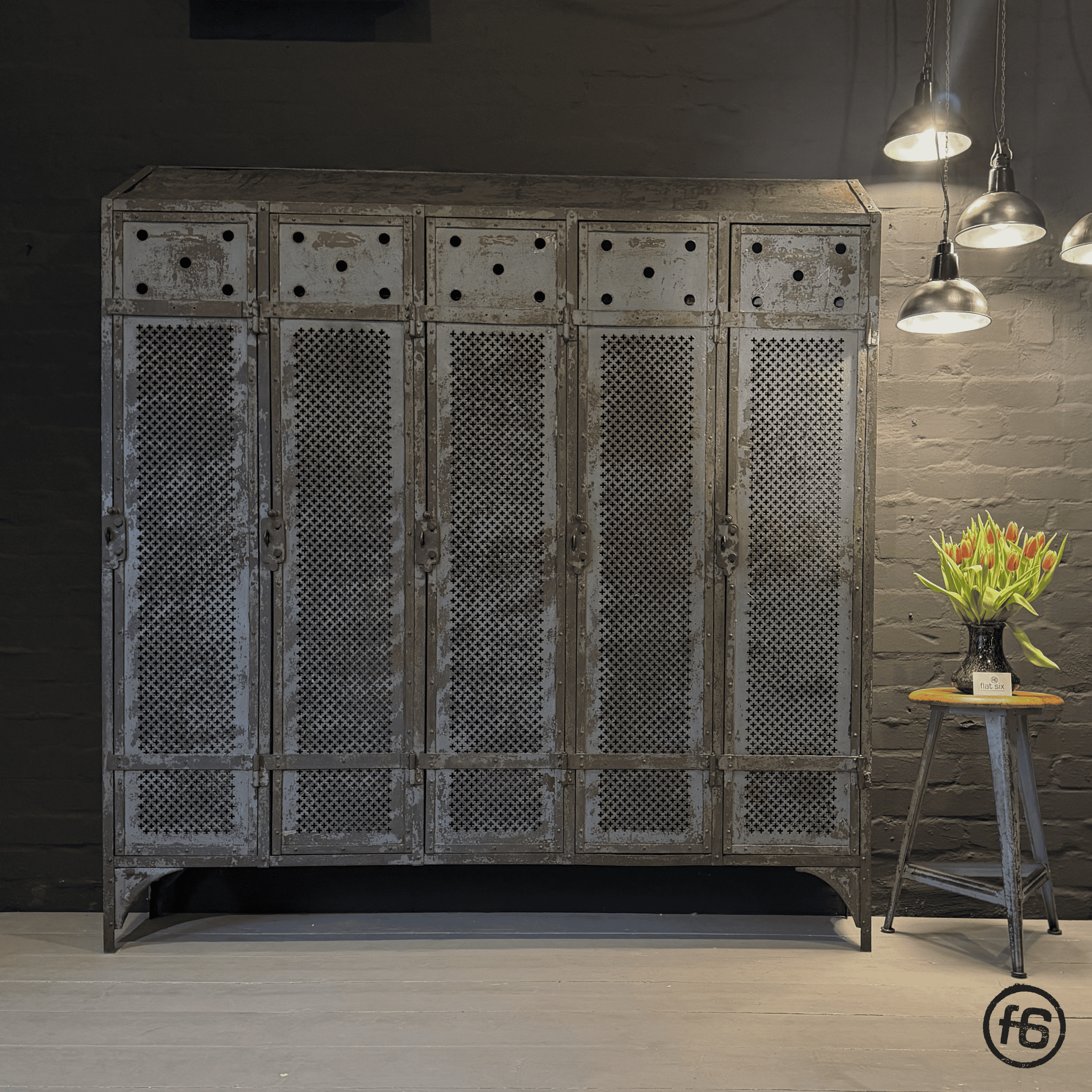 Spind Kreutzloch-Blech Garderobenschrank Kleiderschrank Industrial Vintage