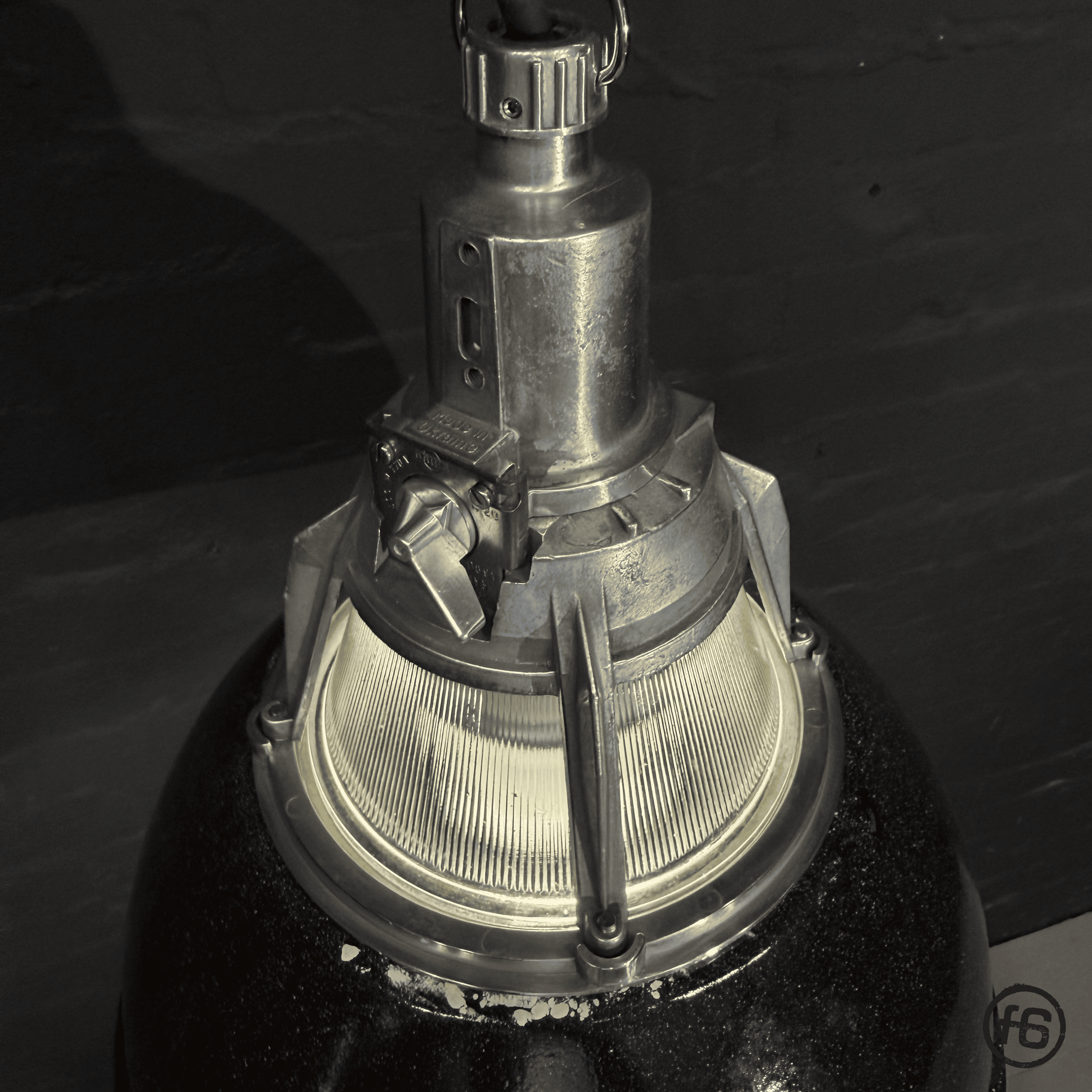 „ALMA" Industrie Leuchte, Lampe, Poliert Schwarz, flat six ahrensburg 4.png