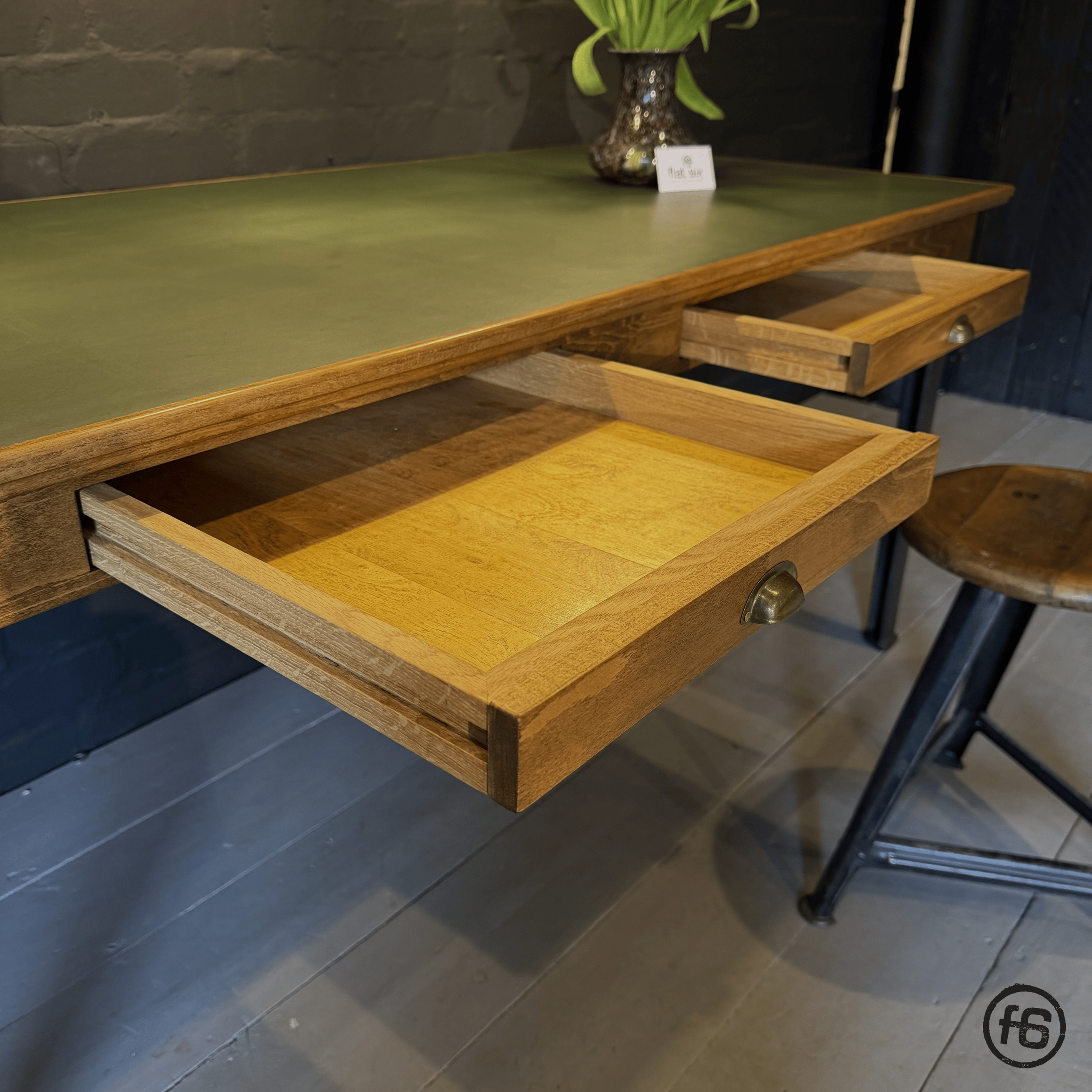 Telegrafen-Tisch Linoleum, Buche, Grün 10.png