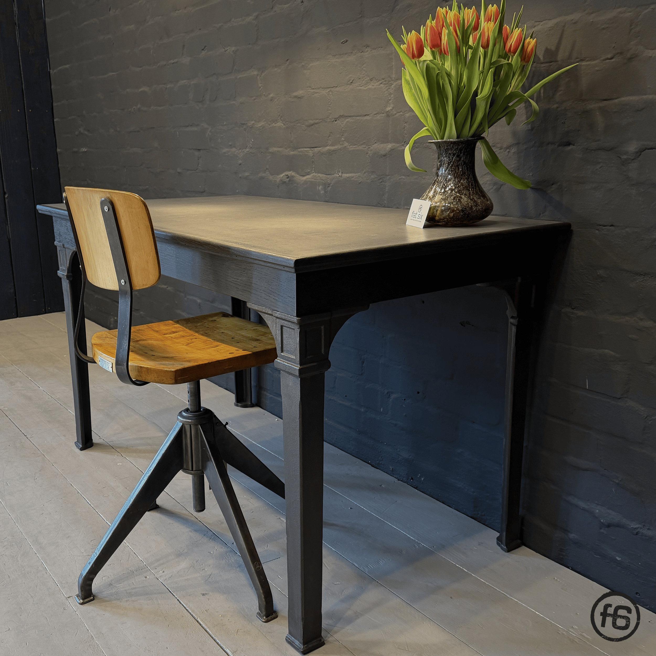 Schreibtisch „Telegraf" mit Linoleum-Platte (concrete) Schwarze Eiche