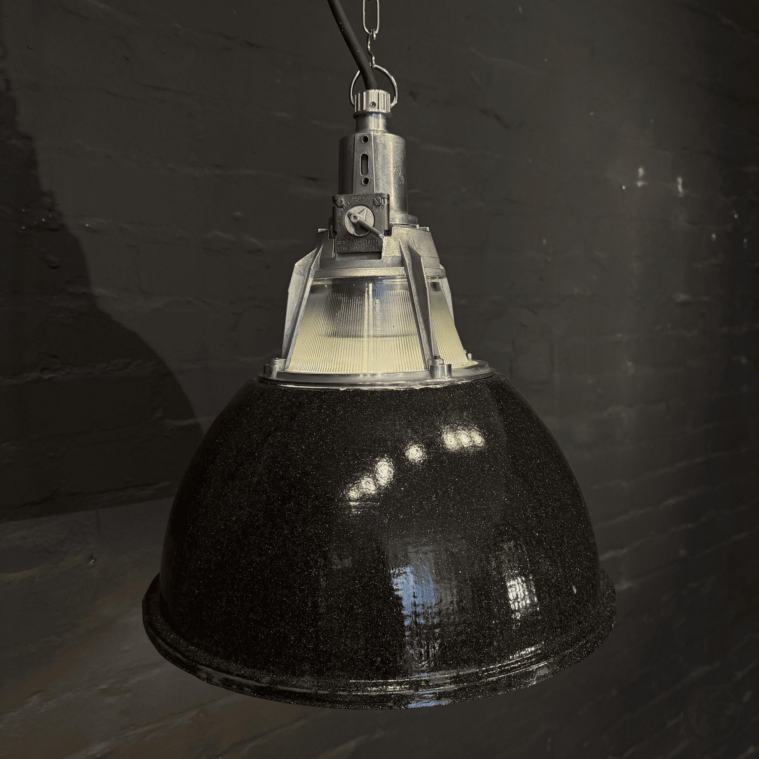 „ALMA" Industrie Leuchte, Lampe, Poliert Schwarz, flat six ahrensburg 2.png