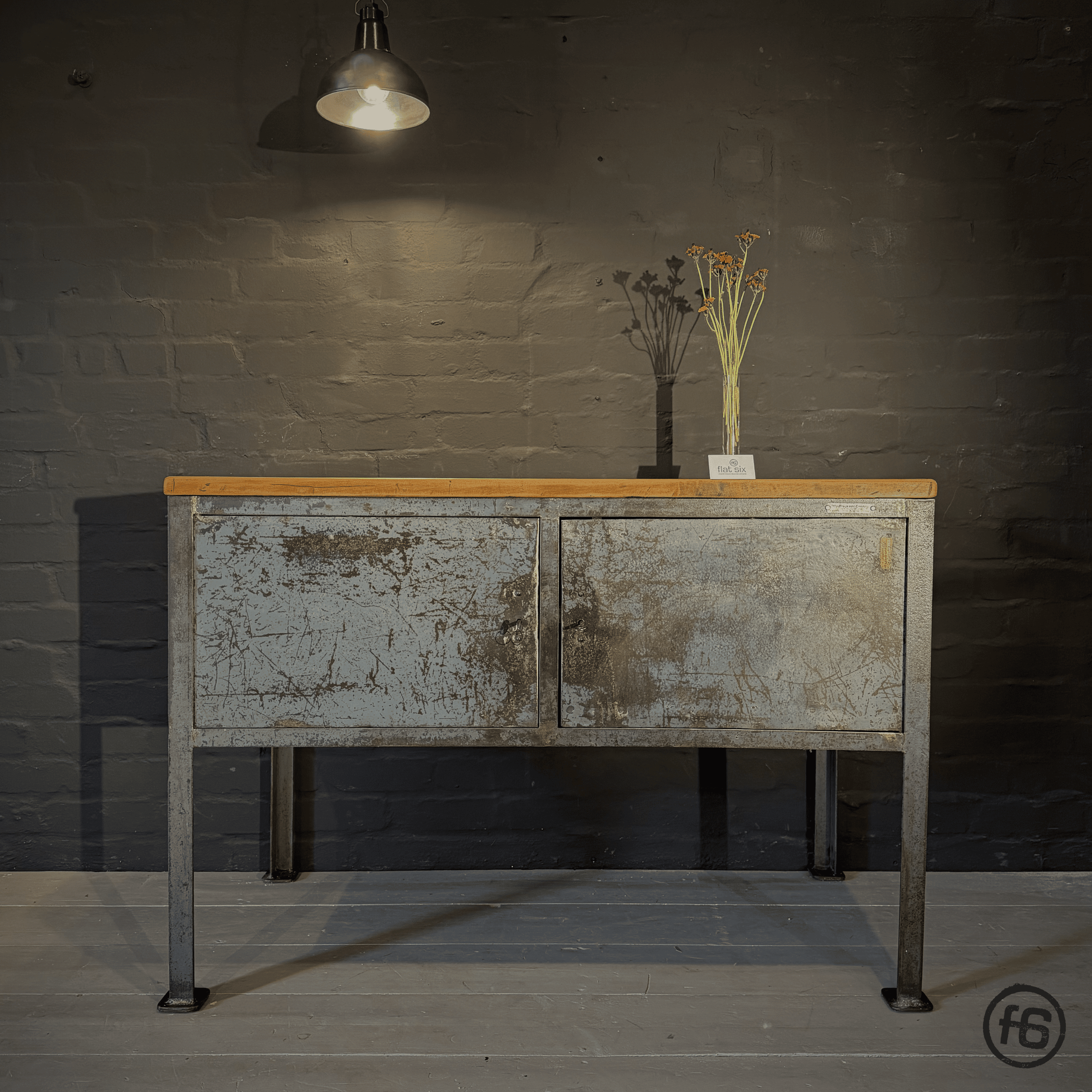 Werkstattschrank Industrieschrank Industriemöbel Altholz Patina restauriert versenkbare Türen Loftmöbel Industrial Design Unikat