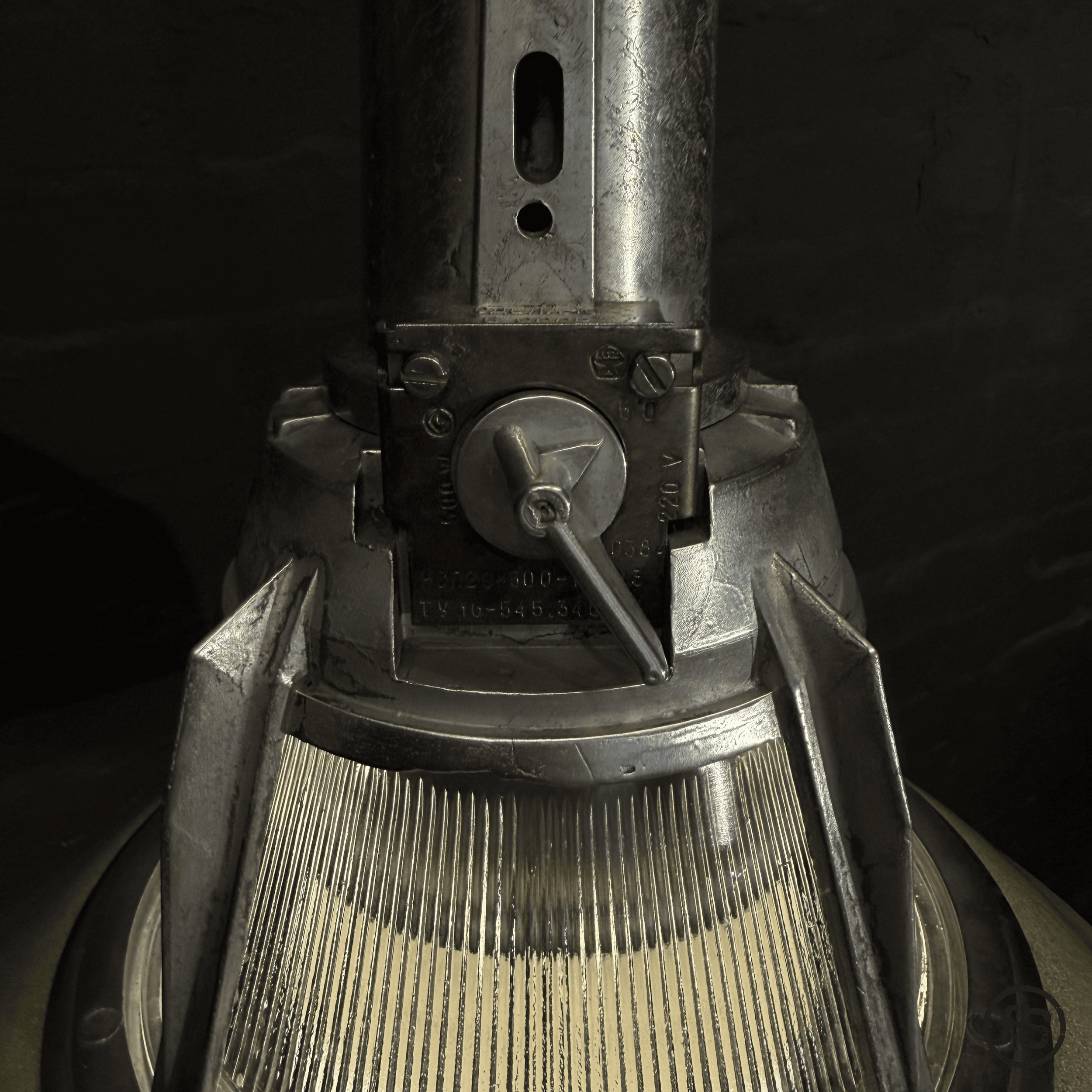 „ALMA" Industrie Leuchte, Lampe, Poliert Grün, flat six ahrensburg 7.png
