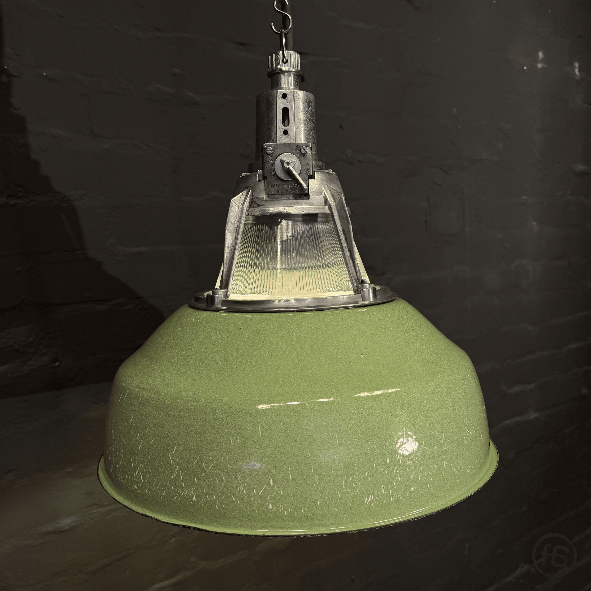 „ALMA" Industrie Leuchte, Lampe, Poliert Grün, flat six ahrensburg 2.png