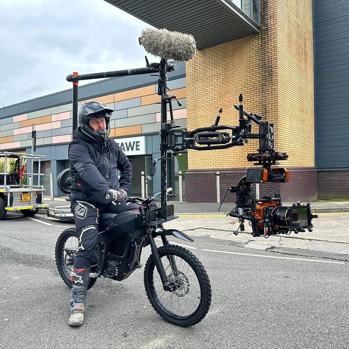 Out cruising the streets with our Cinebike. Shooting a tight follow scene through traffic with @neilhawke41 at the wheel! 
Braaaapp! 🏍️ 
#cinebike #flowcineblackarm #movipro #ignitedigi #cameratracking #cinematography #dop #director #redkomodo #cook
