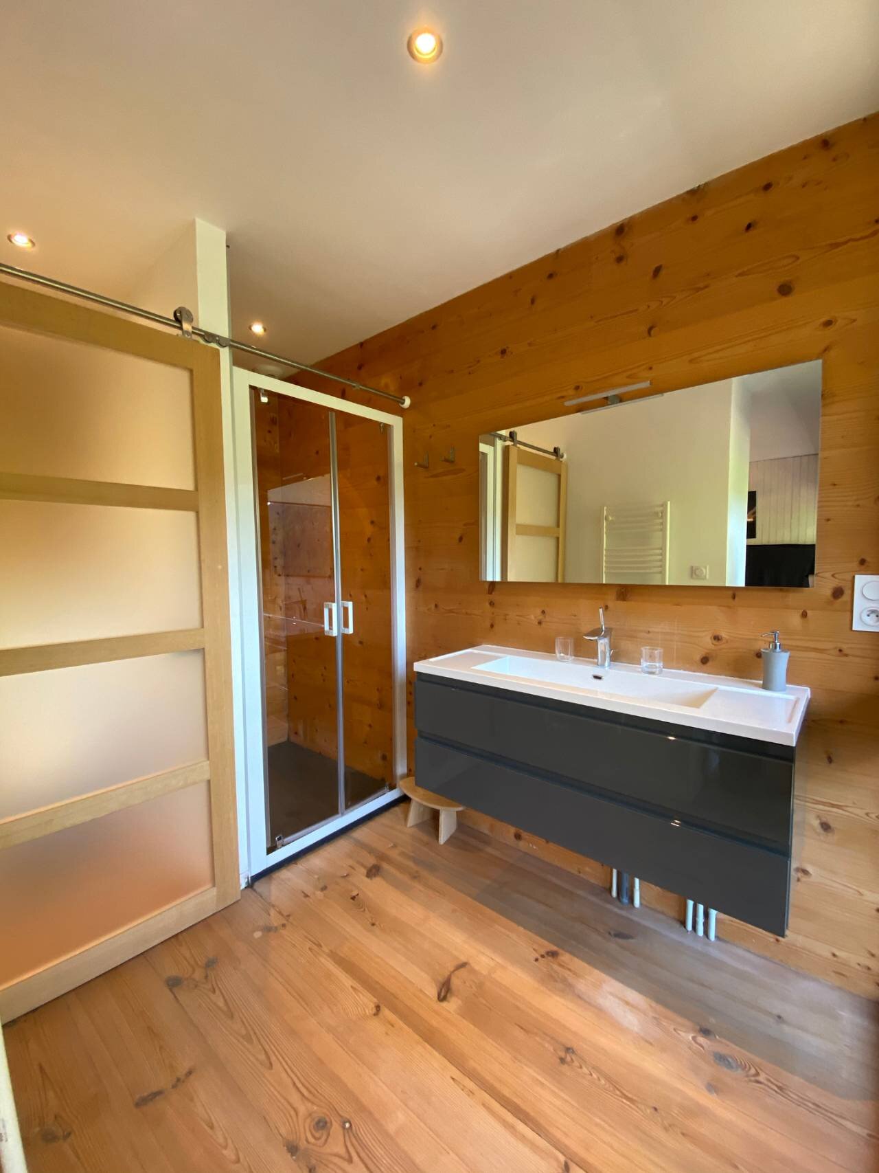 le-chalet-du-blanc-chambre-d-hotes-piscine-spa-savoie-suite-le-flocon-salle-de-bain-1.jpeg
