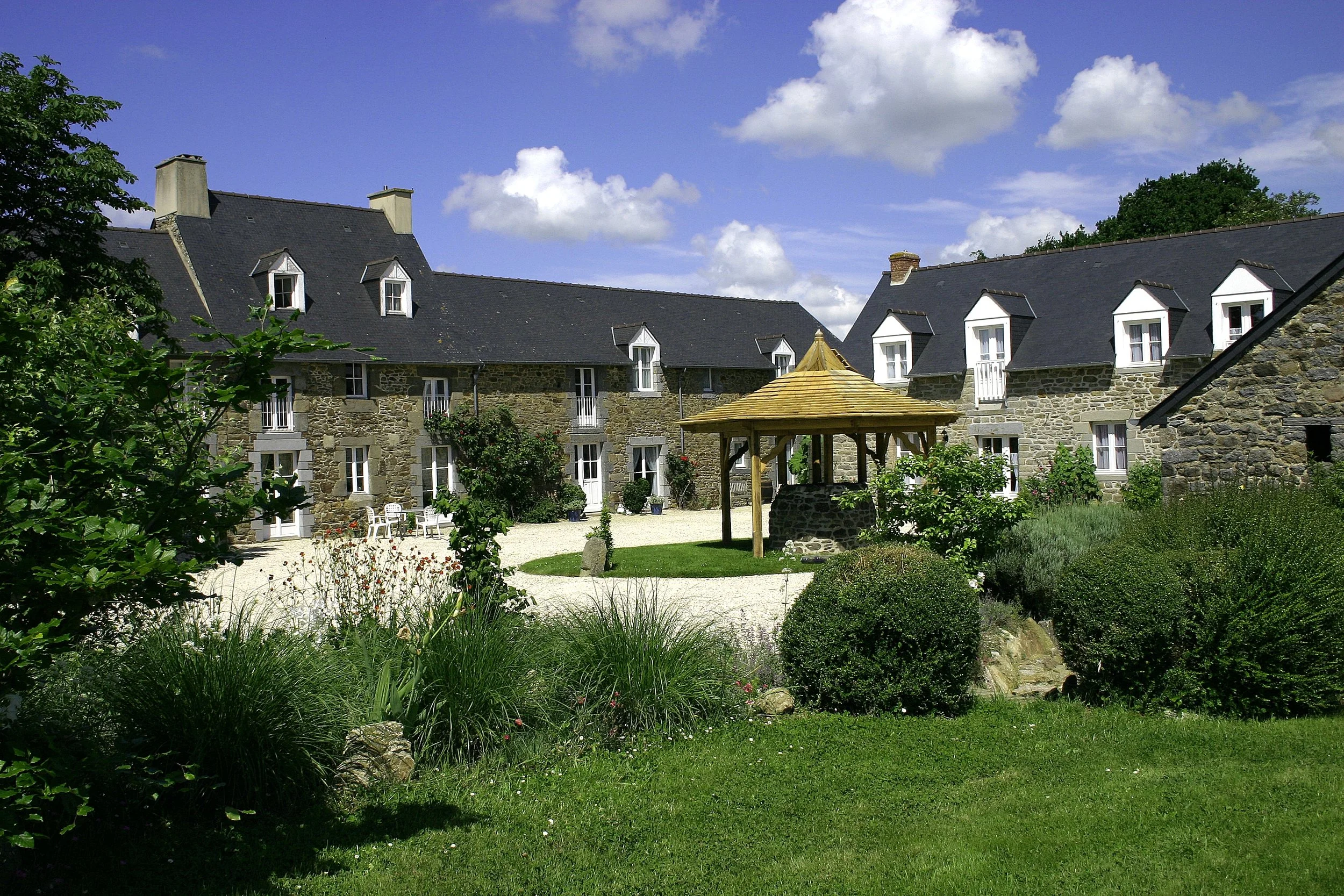 La Maison Neuve cour et kiosque.jpg