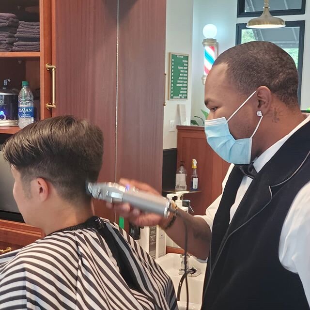 Got to keep thos clippers moving. Thank you to everyone who made in in this week! Everyone else...we'll see you next week!

#barber #charlestonbarbershop #shavelocal
#franks #menshaircut