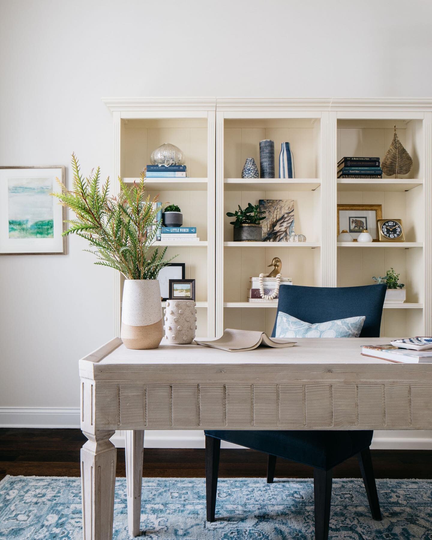 I&rsquo;ll be at my desk today catching up on emails, checking on orders and scheduling appointments.  Hoping my desk looks more like this one by the end of the day. 
Design: @interiorbloomsdesign
📷: @margaretrajic 
#mondaygoals #homeofficedesign