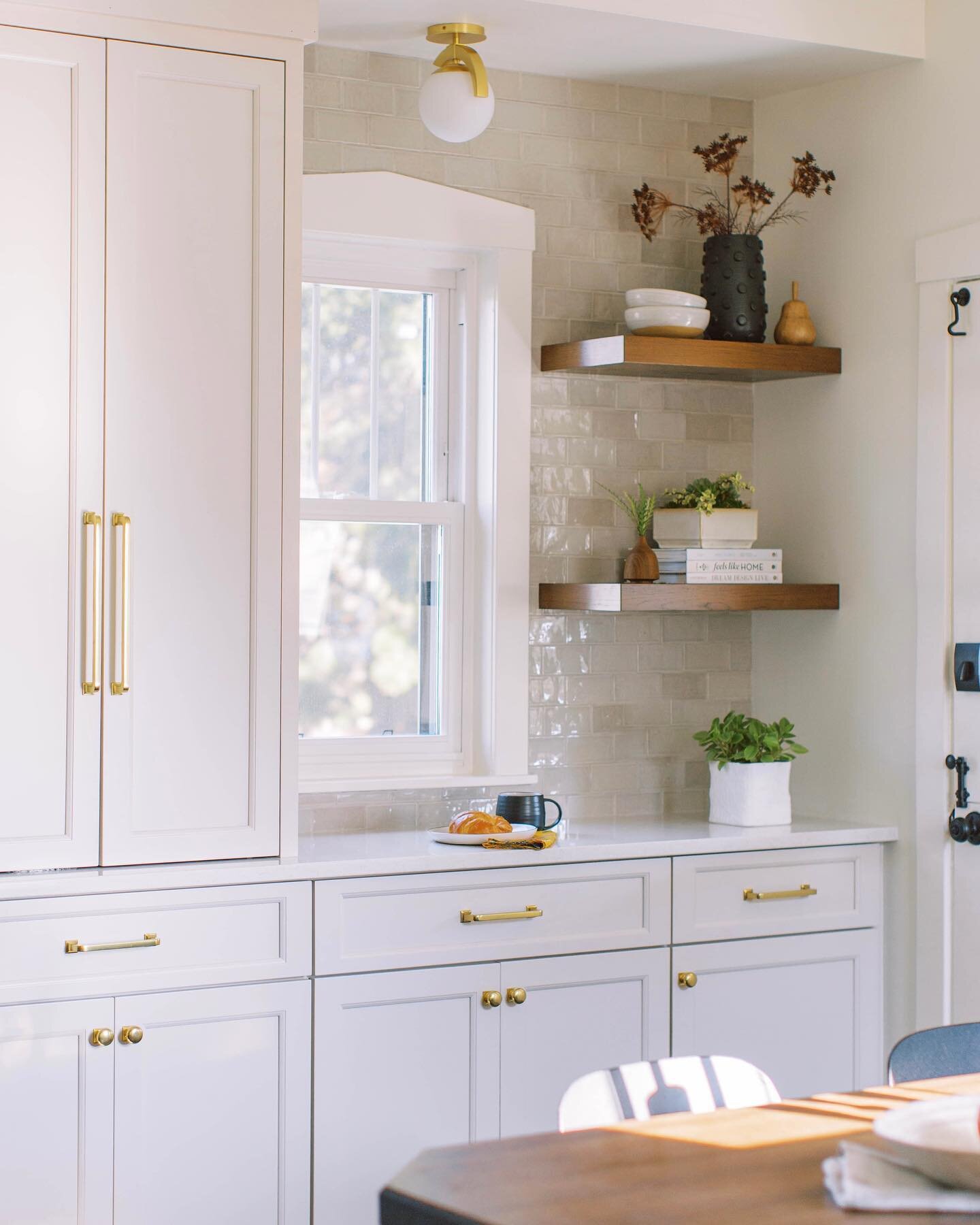 Sunshine and Coffee!  Always a winning combination. ☀️☕️
Design: @interiorbloomsdesign 
📷: @courtneycimo 
#coffeebarideas #kitchendecor