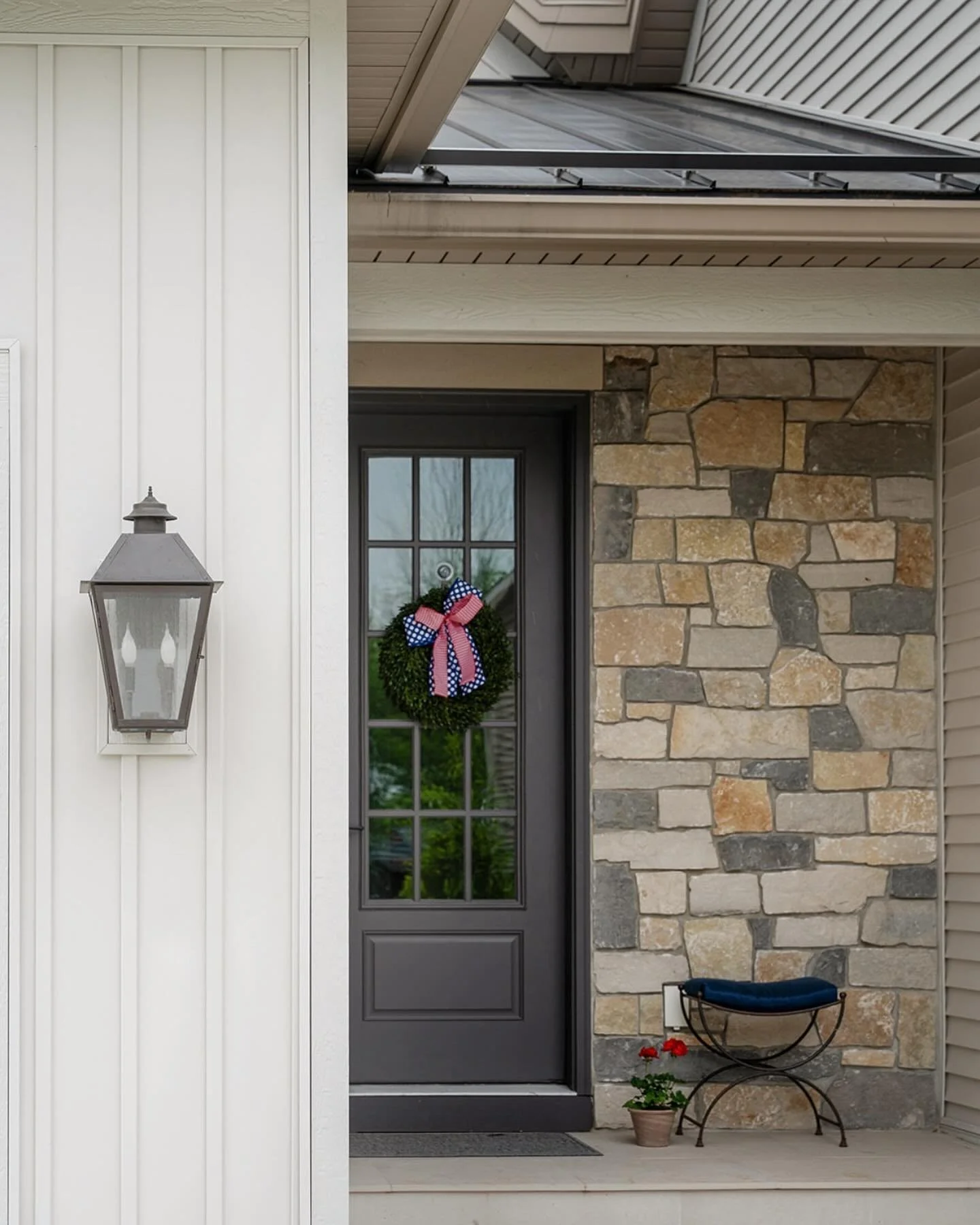 The right exterior lighting does more than brighten your home&mdash;it highlights architectural details, creates a warm welcome, and adds an extra layer of safety and security.

Design: @interiorbloomsdesign 
📷: @laraparentphotography 
Build: @bouwk