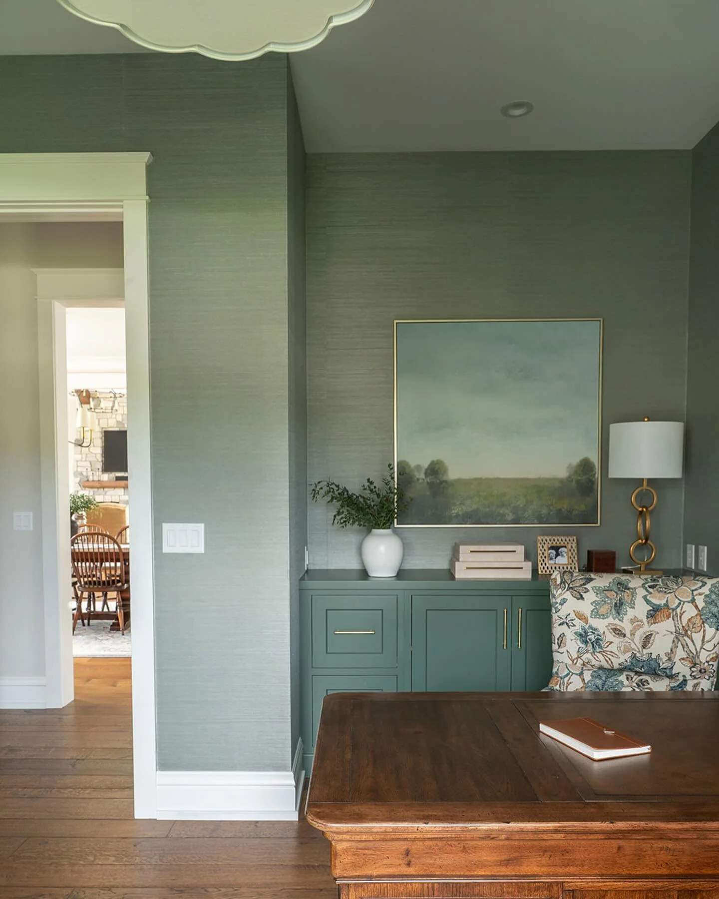 Green is always a good color, especially in a grasscloth wallpaper! 💚
Design: @interiorbloomsdesign 
📷: @laraparentphotography 
Build: @bouwkampbuilders 
#homeoffice #grassclothwallpaper