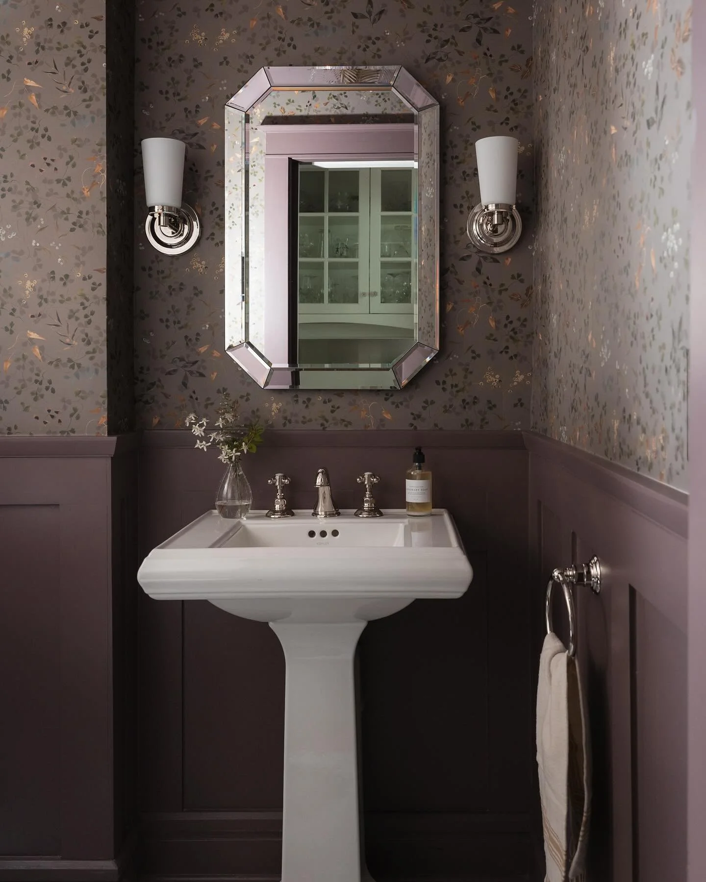 This delicate floral @kellyventuradesign wallpaper paired with rich fig-colored wainscoting adds warmth and just the right amount of moodiness to this powder room.

Design: @interiorbloomsdesign
📷: @juliannegreeninteriorsphoto 
Build: @michaelbellez