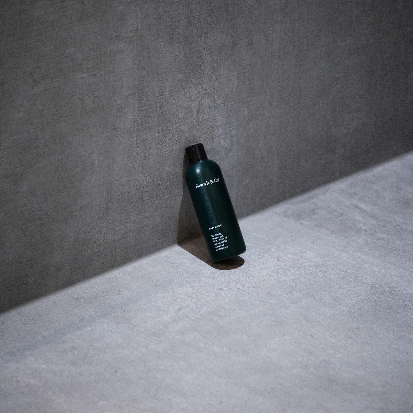 Hand stirred in a small Zurich factory. Our &laquo;Deep Forest&raquo; shower gel for body and hair
&bull;
#showergel #forestlovers #productdesign #localproduce #sustainability #vegan