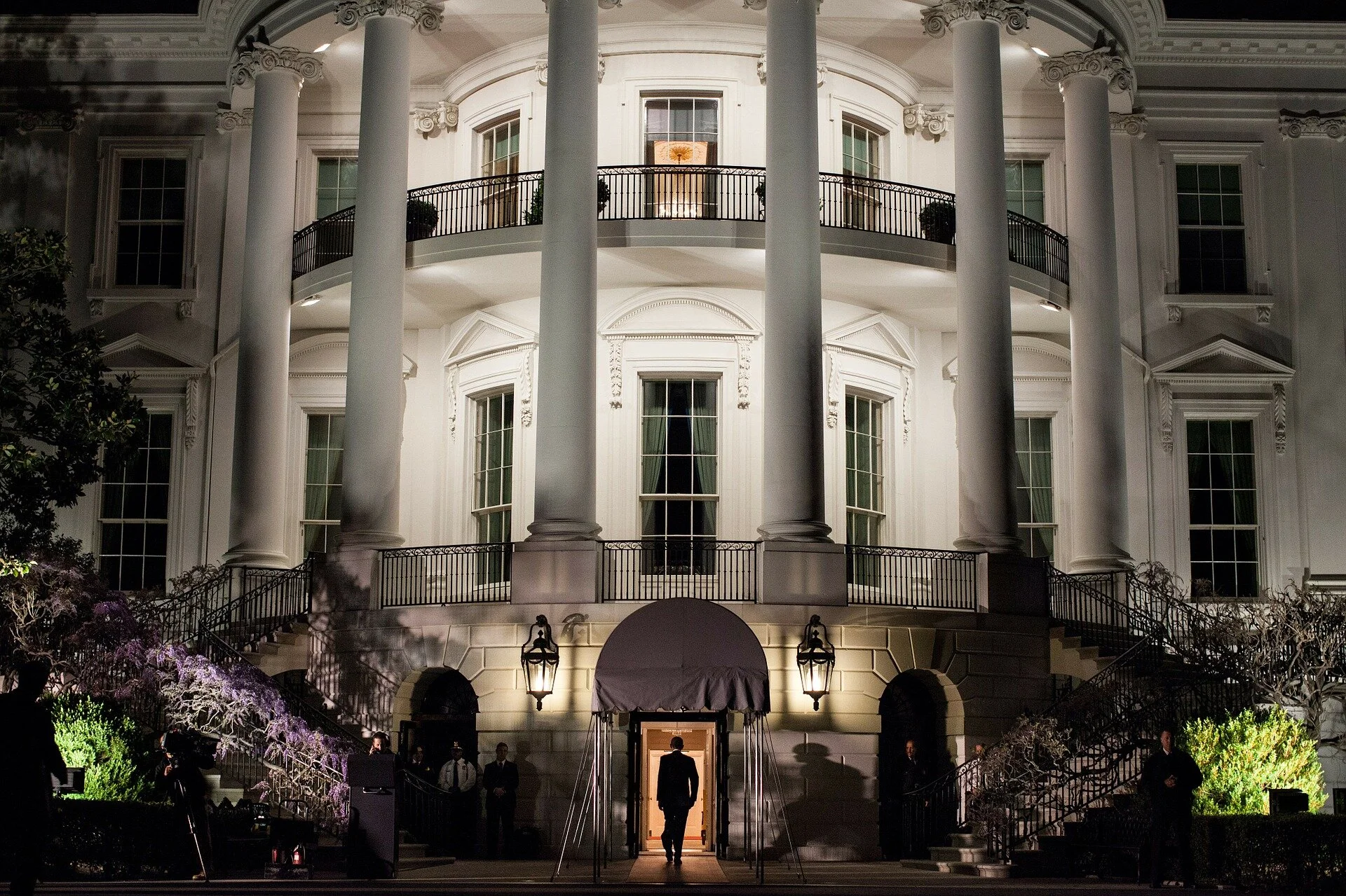 the-white-house-103927_1920.jpg