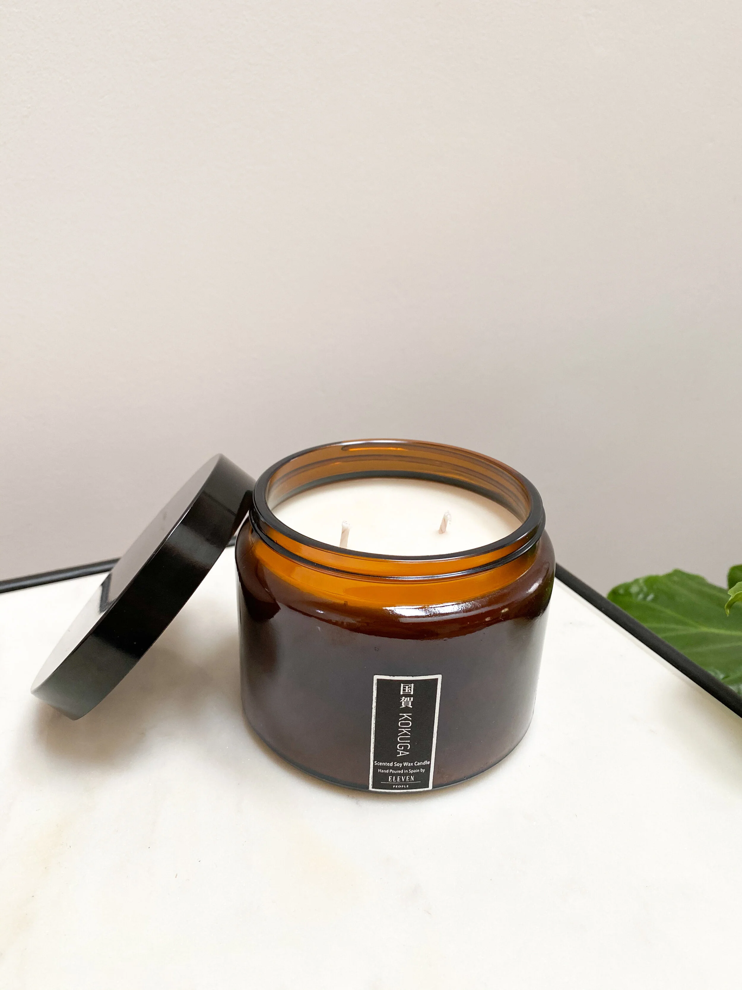 Scented vegan candle with elegant design