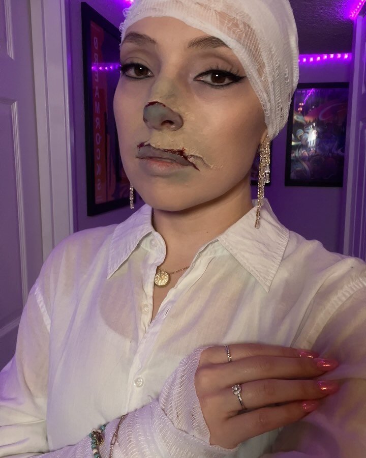 Halloween Weekend 🧟&zwj;♀️ 

Liner inspired by @erinparsonsmakeup 
using 
@urbandecaycosmetics 24 hour liner &ldquo;perversion&rdquo; and 
@stilacosmetics Stay All Day Waterproof Liquid Eye Liner

@bennyemakeup liquid latex and bruise color wheel fo