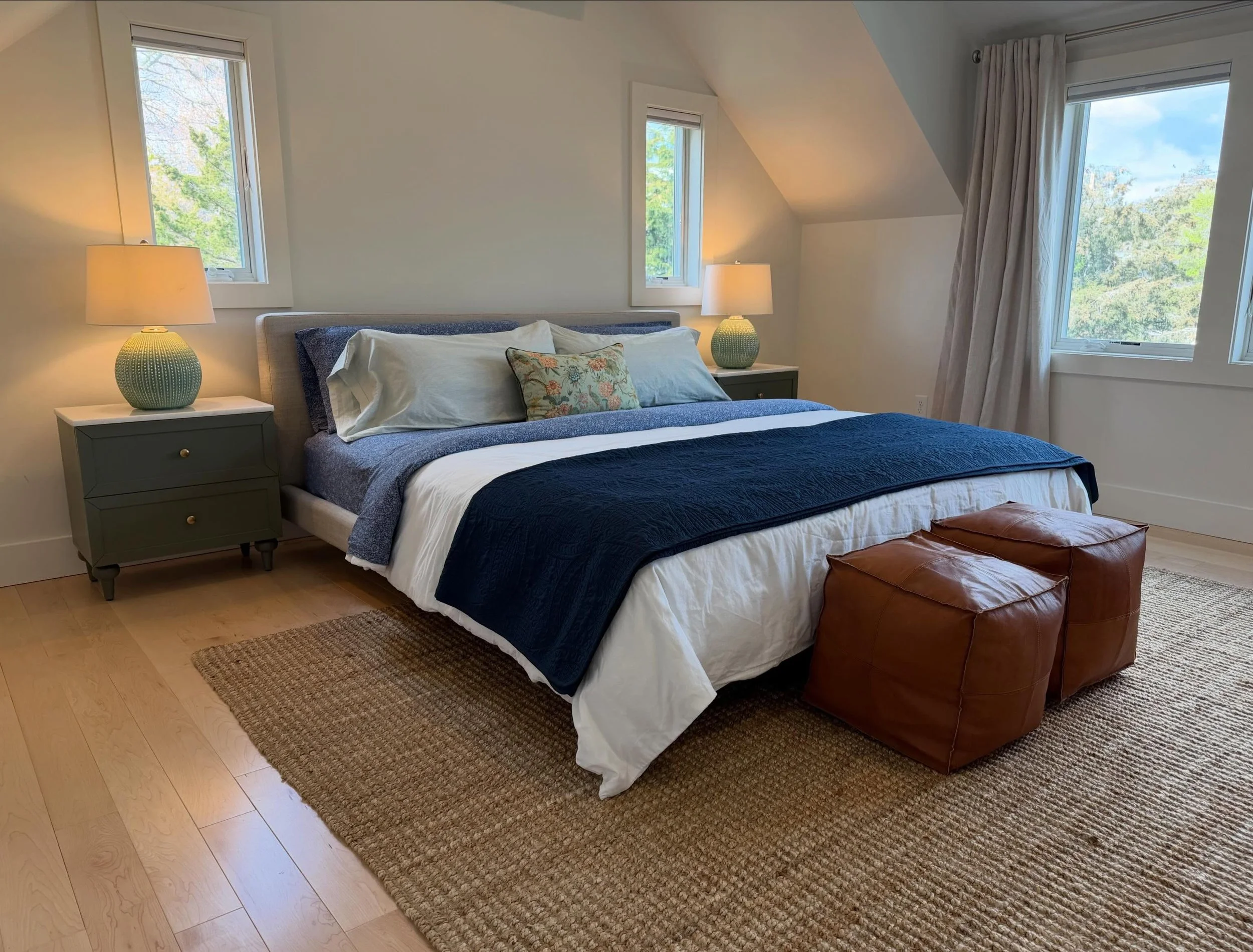 It&rsquo;s official, Summer &lsquo;26 dates and rates are live! You can find the listing above through the link in my bio ✨

I&rsquo;m really looking forward to welcoming guests who are ready to enjoy Oak Bluffs and make some Vineyard memories ☀️

Th