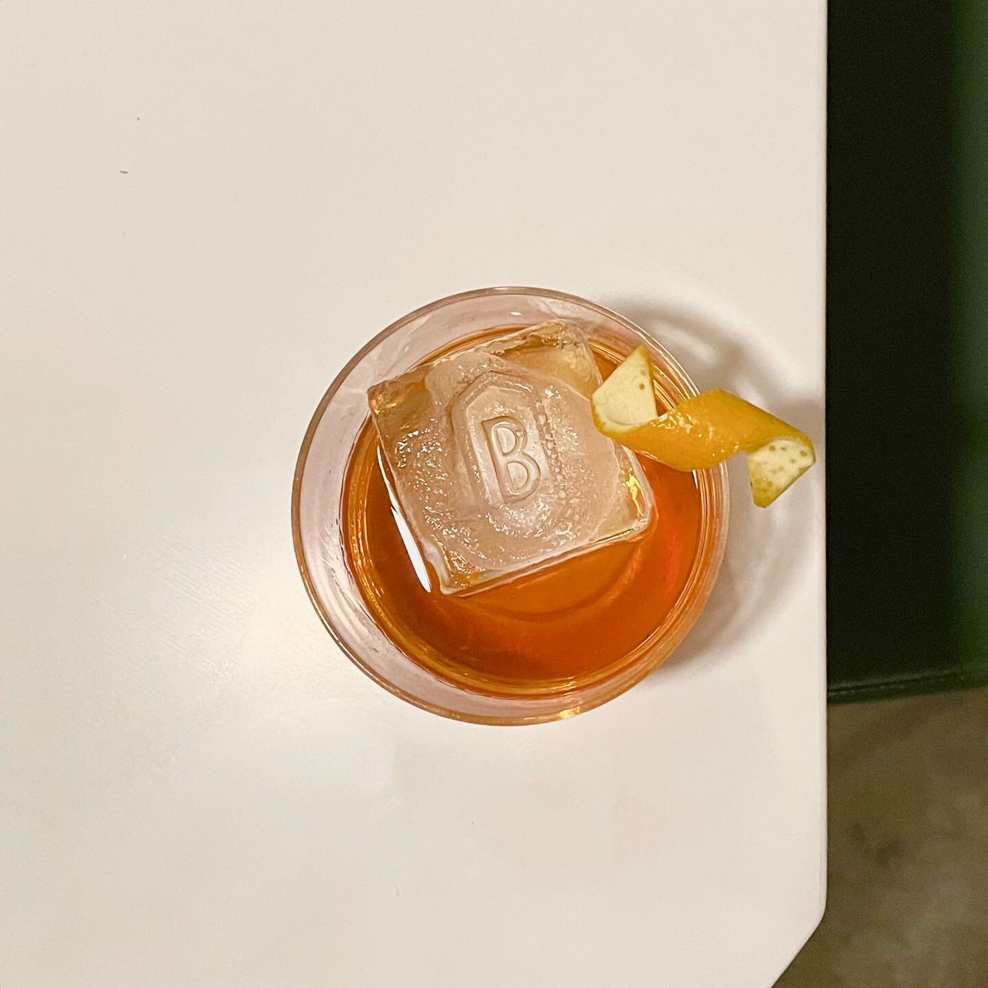 NEW FEATURE OF THE MONTH: Juan Com&eacute; Manzanas. As seasonal as we can get with an old fashioned riff. Bourbon based with a spiced apple cider reduction, bonded apple brandy, amaro and bitters. Stirred and presented over a solid ice cube with an 