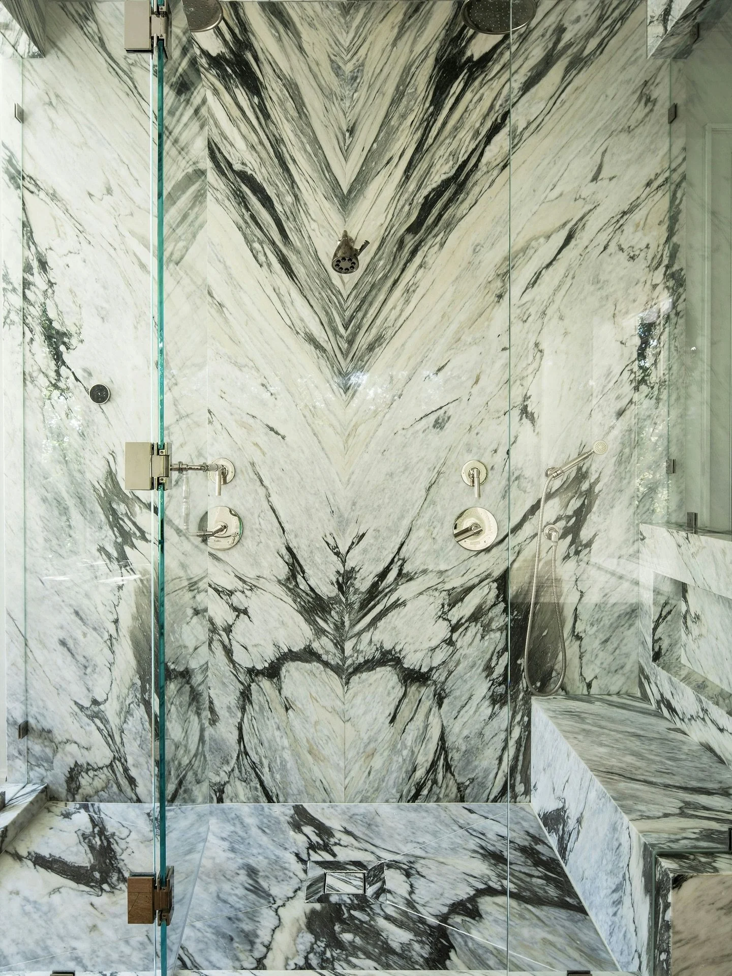 Can&rsquo;t get enough of this gorgeous marble shower at Lower Mandeville. Xx

Listed by @livingwestrealestate
Photos by @caterphotography
Styled By @mauricegadsoninteriors