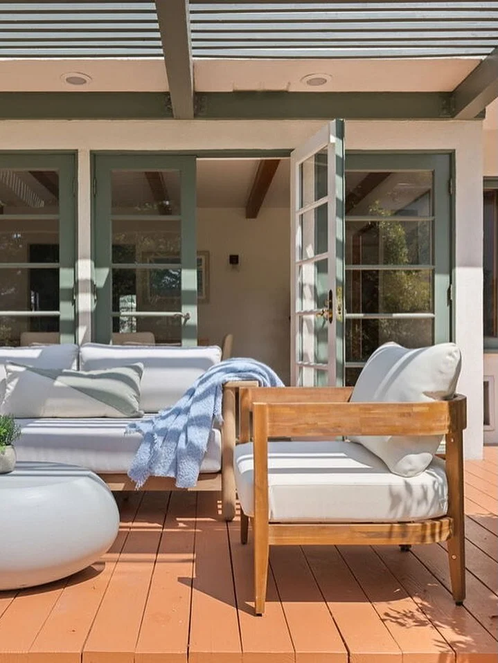 Just Closed | Amalfi Drive

Thrilled for this sweet couple and their little one! They have returned from New York back to LA, the place where their story first began. Santa Monica Canyon is the perfect setting for this exciting new chapter. Xx