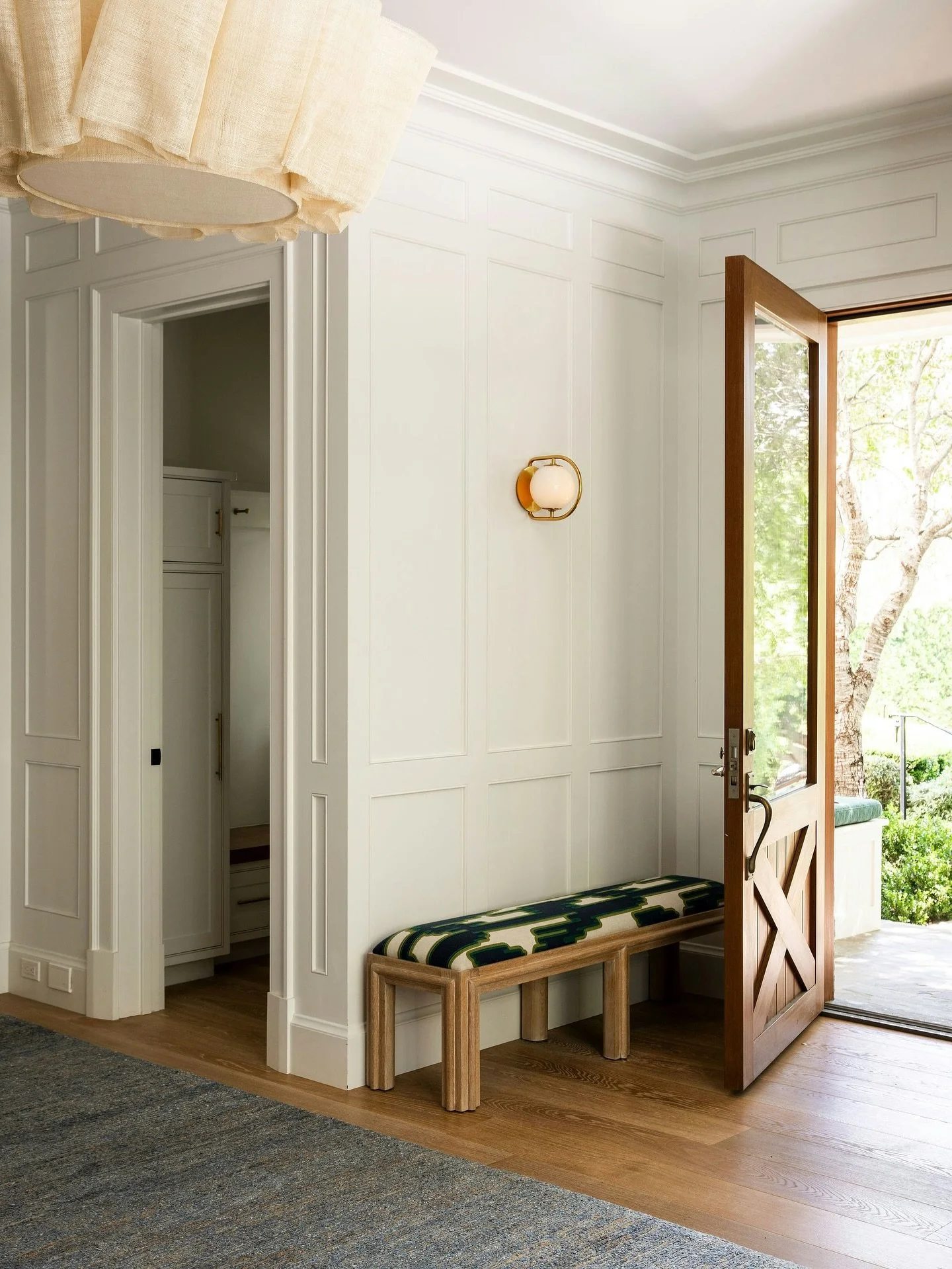 Lower Mandeville has the most inviting first look with natural light, warm wood, and a sense of calm the moment you walk through the door. 

📍 Lower Mandeville
Listed by @livingwestrealestate
Interiors by @mauricegadsoninteriors
Photos by @caterphot