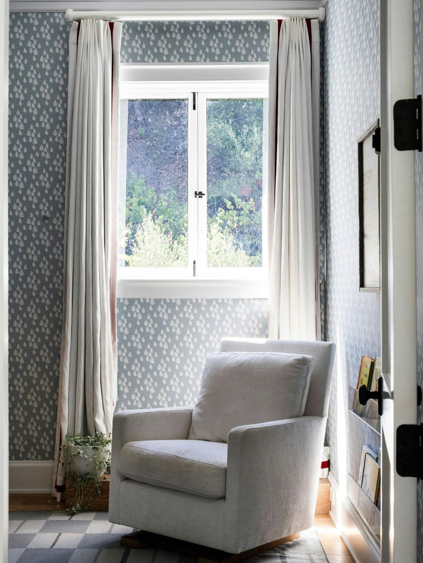 Soft light, patterned walls, and a chair that invites you to stay a little longer. 

📍 Lower Mandeville
Listed by @livingwestrealestate
Interiors by @mauricegadsoninteriors
Photos by @caterphotography