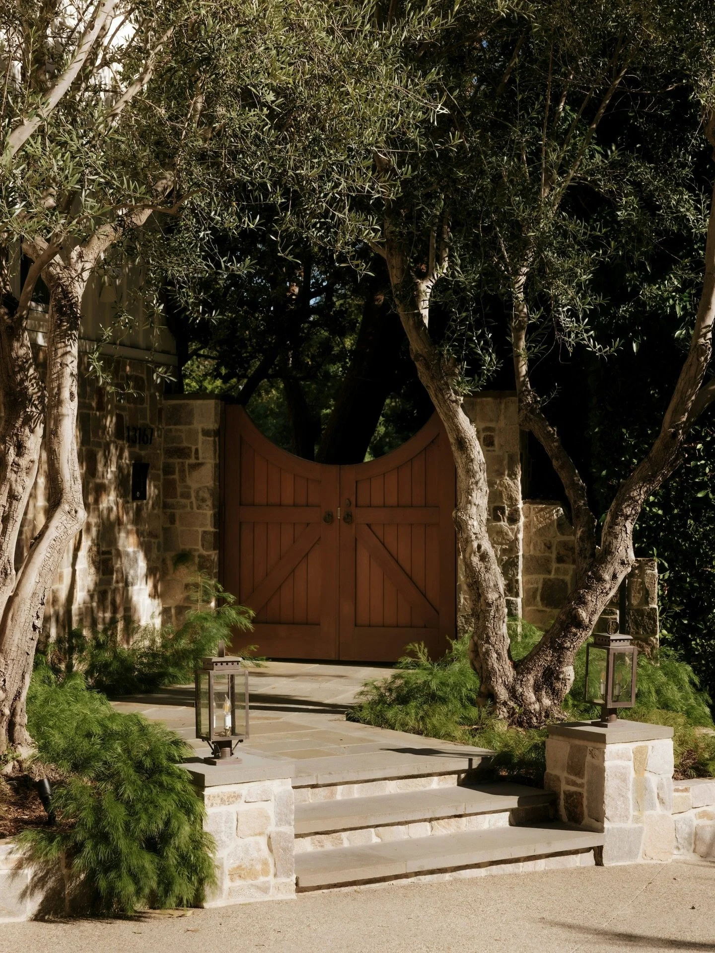 A quiet gate, a hidden path, and the feeling that something special is waiting just on the other side. Lower Mandeville is layered in privacy, unfolding a presence that hints at the extraordinary without giving anything away. Boca De Canon is one tha