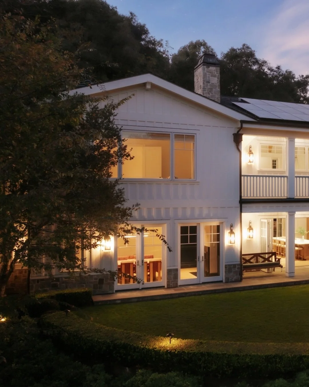 Warm light spills effortlessly from the kitchen and dining room at Boca De Canon, where entertaining comes naturally. Anyone else dreaming of hosting on endless summer evenings? Wishing everyone a great weekend! Xx