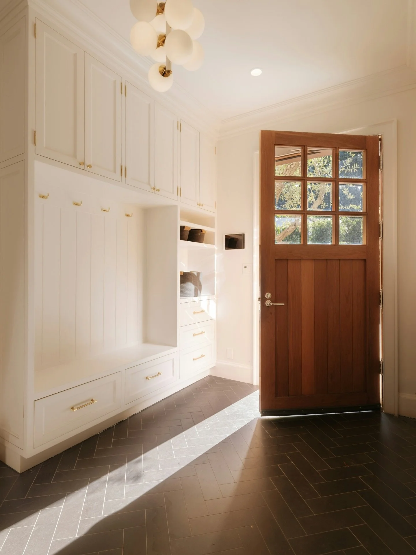 Designed for days that begin and return effortlessly, with the outdoors always within reach. A home built to slow down the pace of the city, where canyon air replaces city noise and every evening feels grounded.