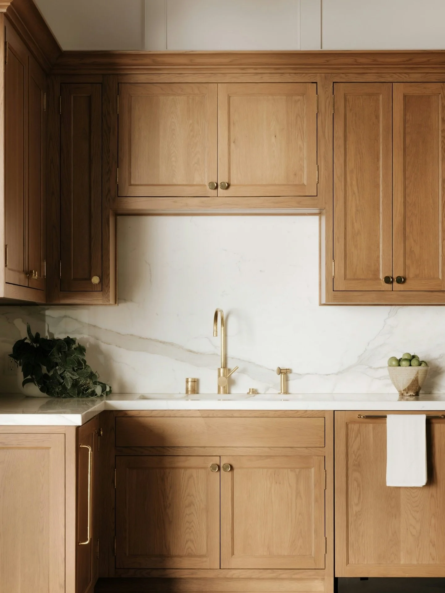 A secondary sink tucked seamlessly into the kitchen design. Effortless, intentional. Every detail considered. Even the quiet corners. Love all these details at Boca De Canon.