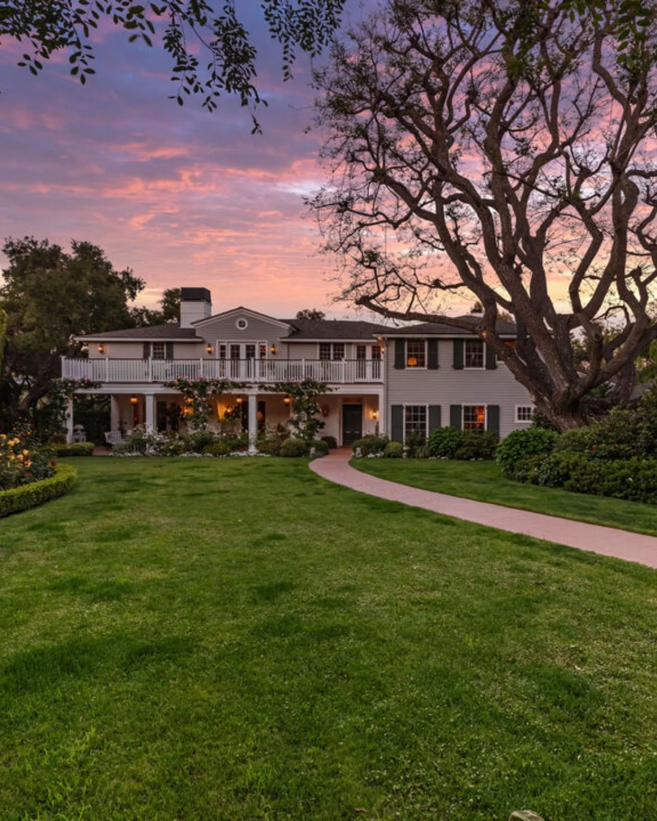JUST CLOSED | Brentwood

This gorgeous street is located at the top of the coveted Oakmont Drive. The lot and home are an absolute dream.
