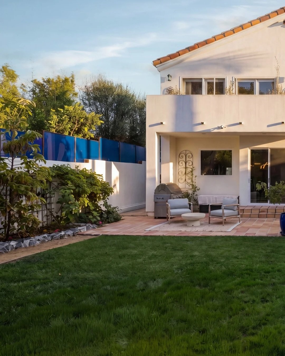 One of our favorite parts of Sunset Park is how seamlessly the home opens to the backyard. Private, quiet, and designed for true indoor outdoor living, it feels like an extension of the home itself. Equally suited for slow mornings, family dinners, o