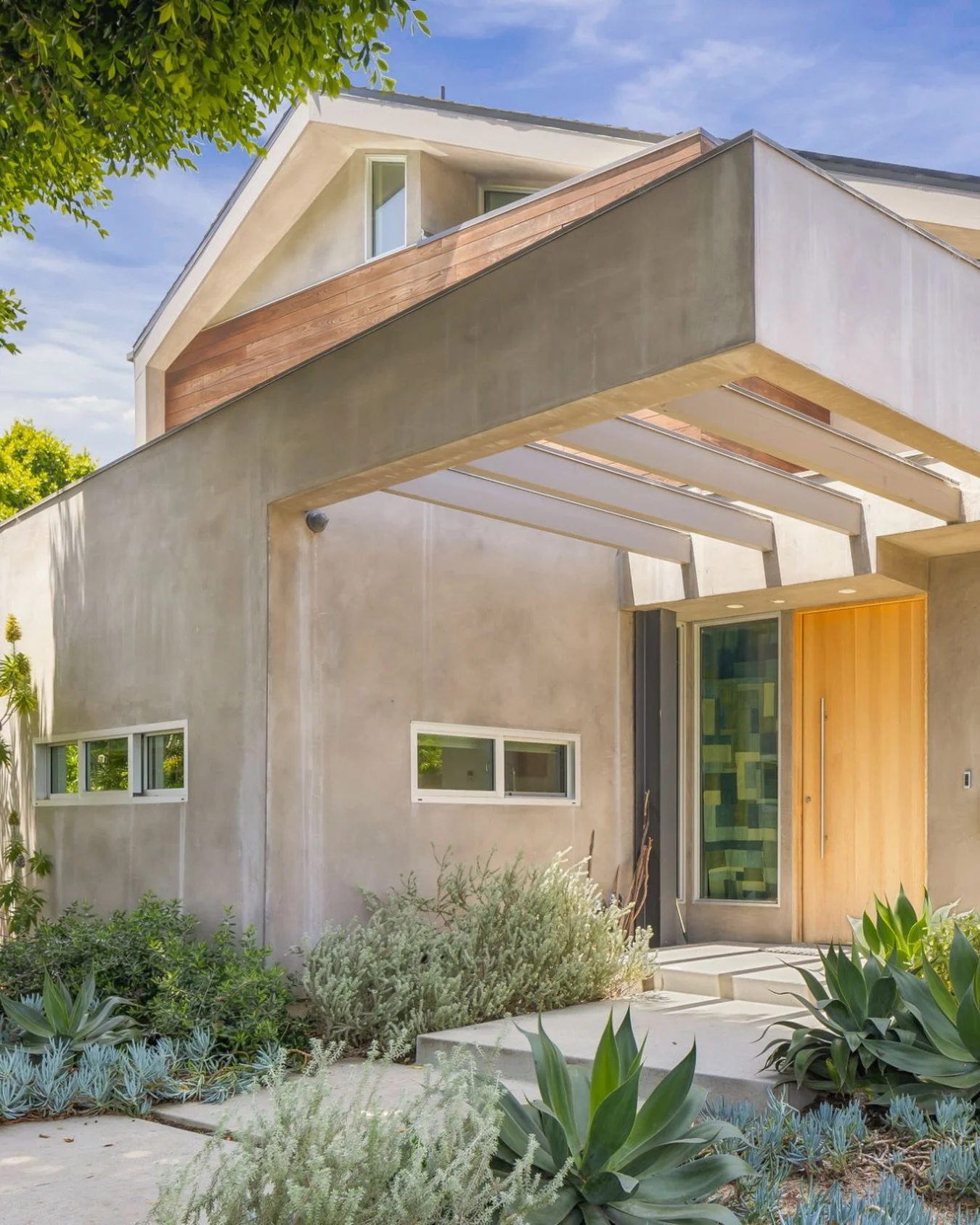 STAY A WHILE | Oak Street in Sunset Park

At Oak Street, natural light, thoughtful architecture, and a seamless connection to the outdoors define the experience of living here. Designed in collaboration with Addison Schierbeek, the home balances beau