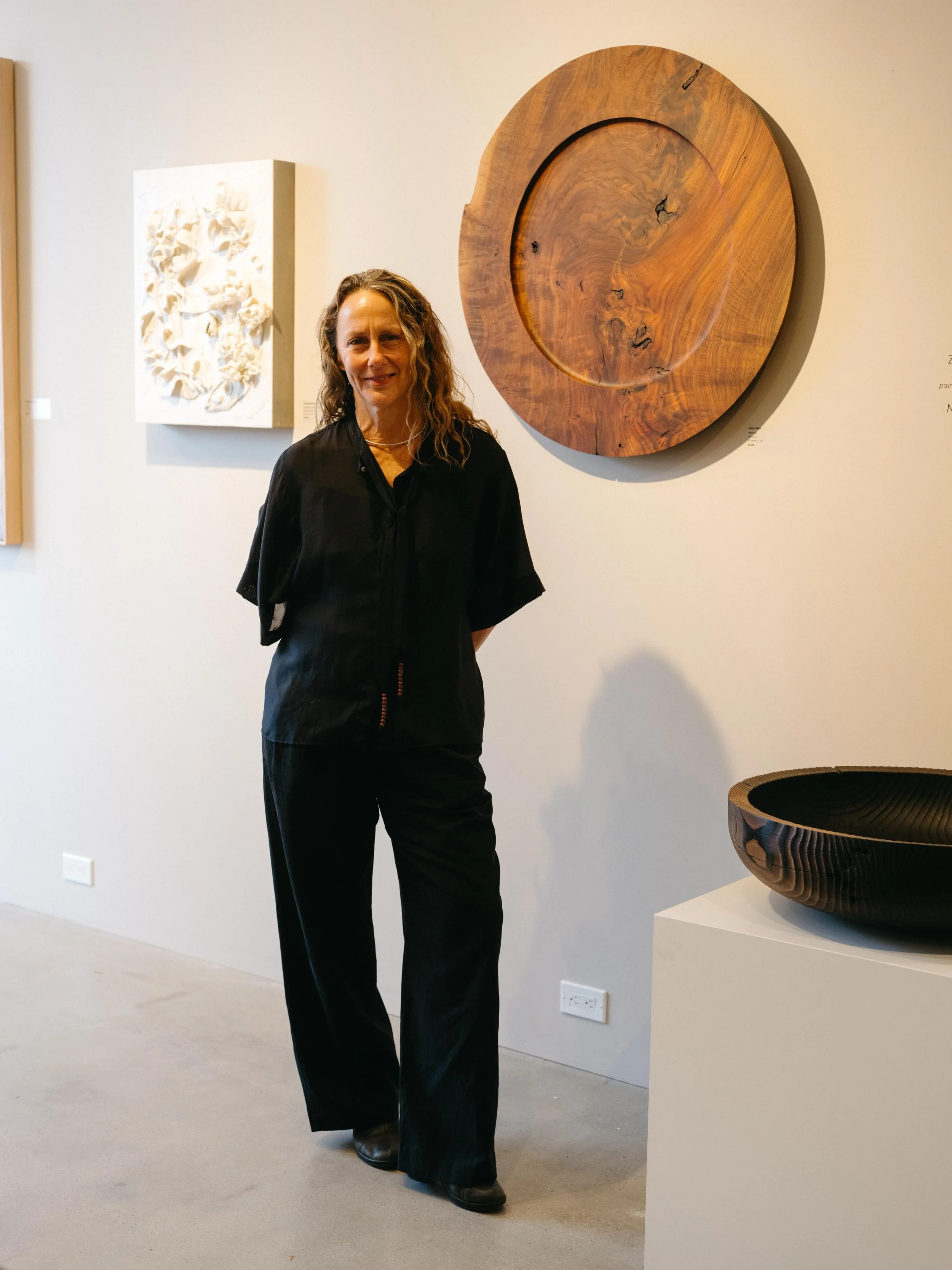 A few of my monumental woodturnings @timclarkedesign alongside the beautiful sculptural ceramics of @anistarlingsparks 

Claro Walnut (wall-mounted)
Carbonized Sequoia Bowl
Elm Mesa (kinetic form)