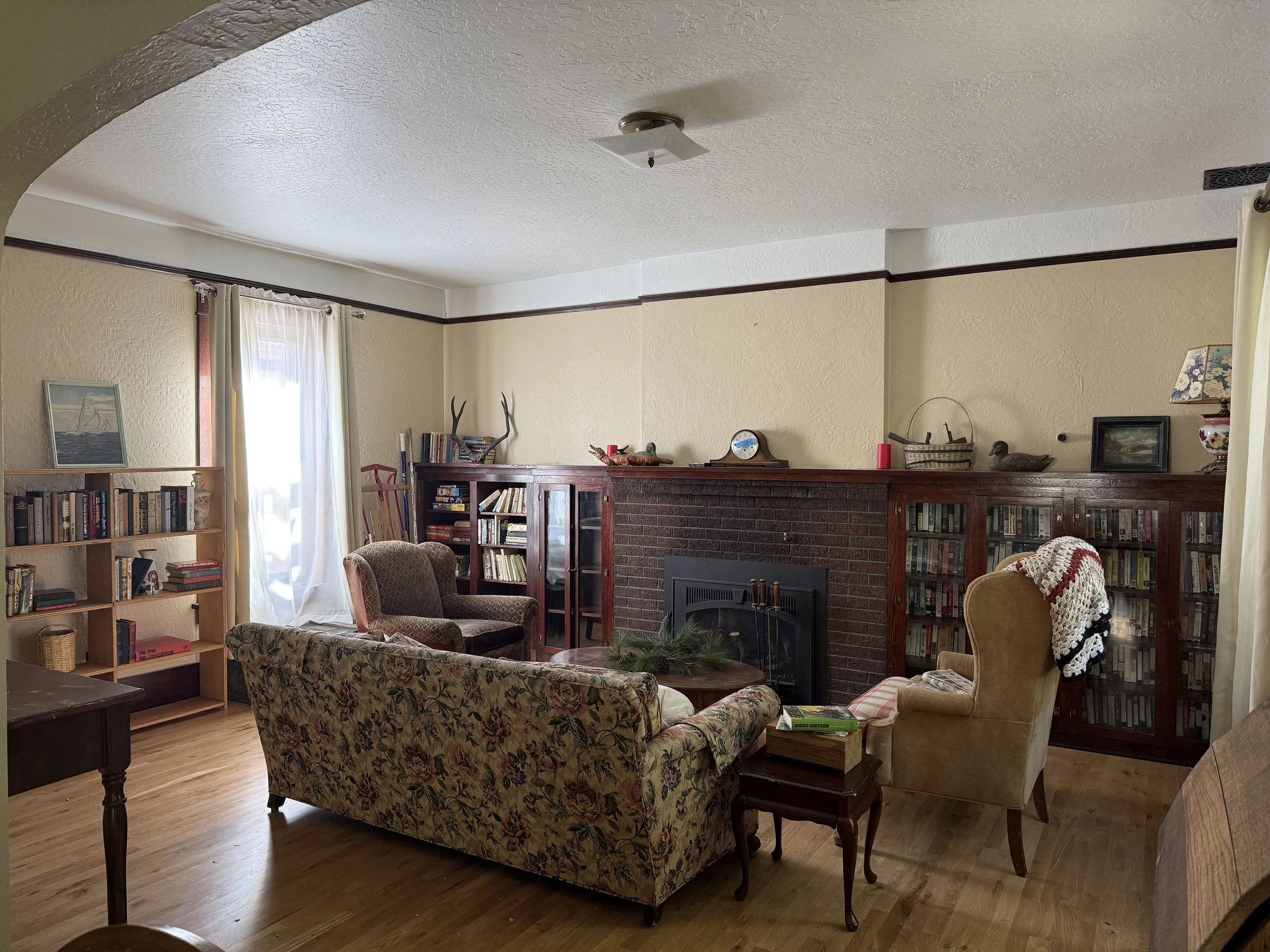  INT CONNELLY HOUSE DEN - SET PHOTOS 