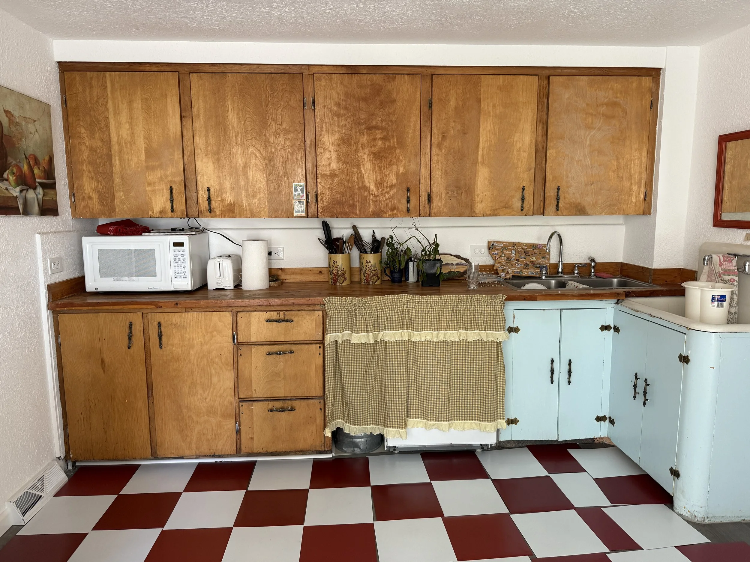  INT CONNELLY HOUSE KITCHEN - SET PHOTO 